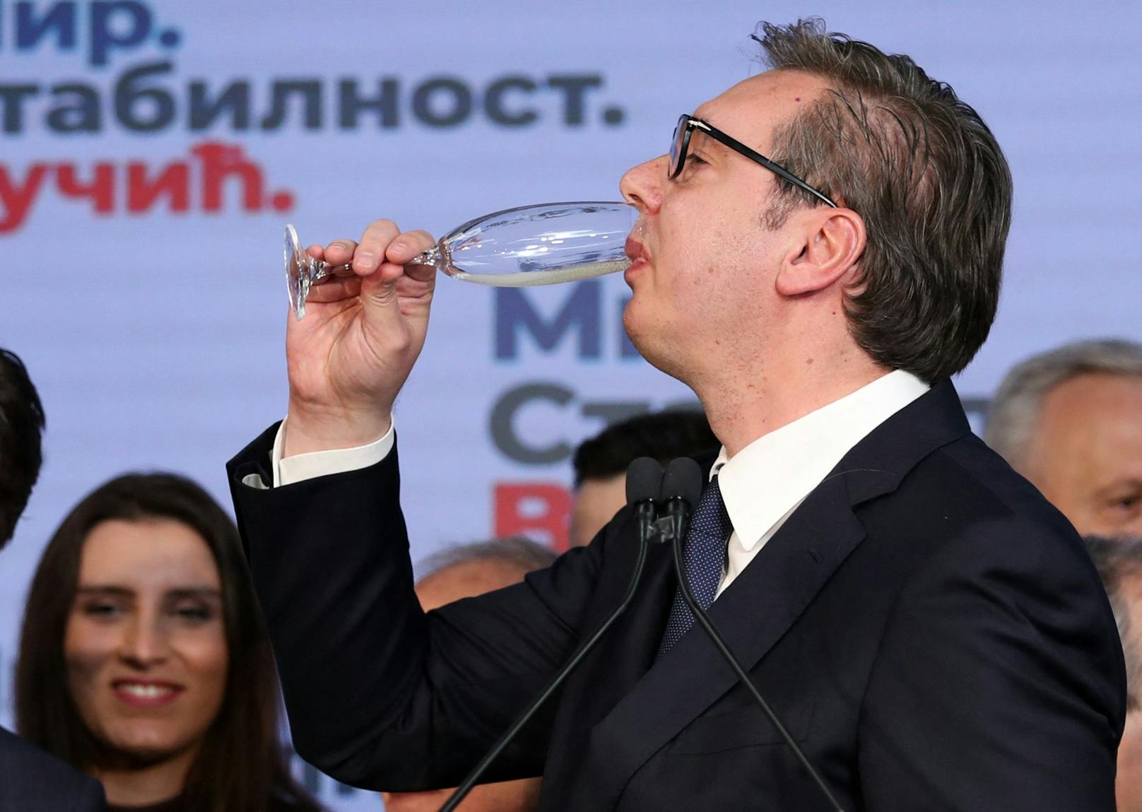 Serbiens amtierender Präsident Aleksandar Vučić erklärt sich zum Sieger der Wahl am 3. April 2022.