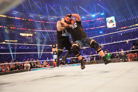 Stone Cold verpasst Kevin Owens den Stunner