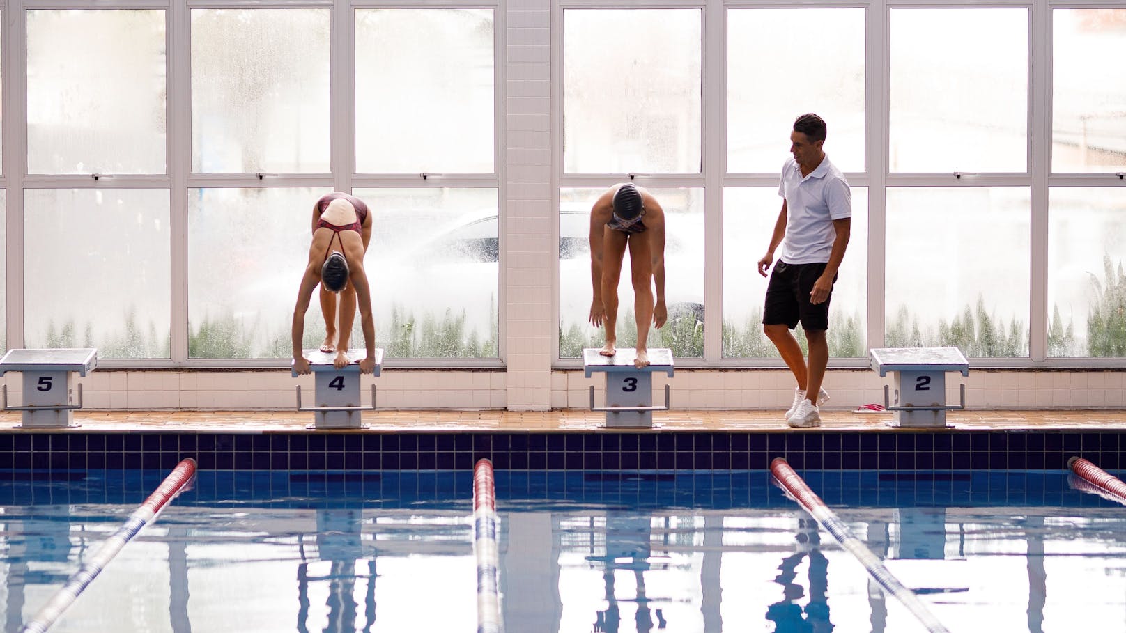 Ein Sportlehrer bezeichnet Schulschwimmen für viele Jugendliche als die größte Zumutung, die man ihnen antun kann (Symbolbild).
