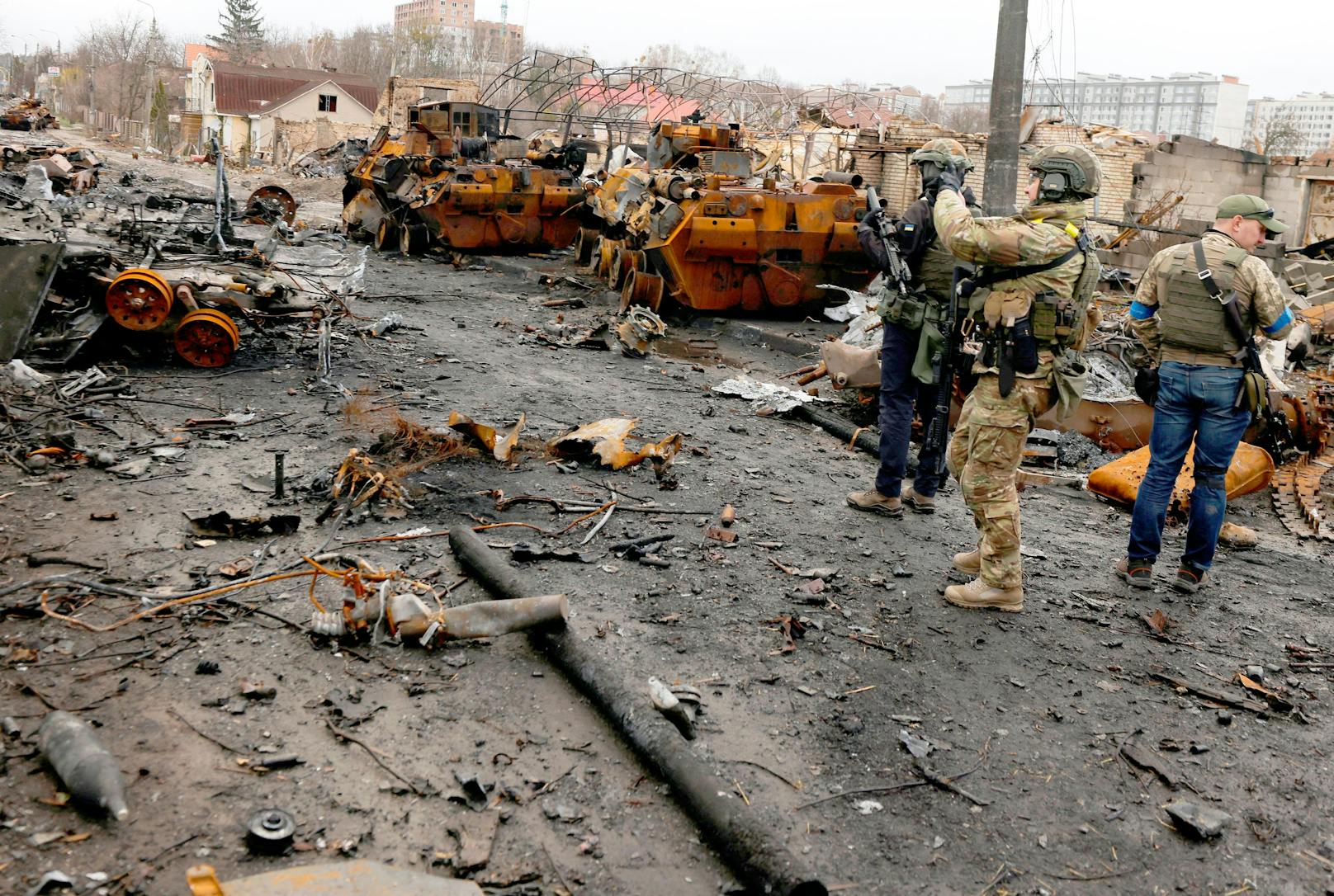 Zerstörtes Kriegsgerät und Trümmer in den Straßen von Bucha am 2. April 2022.