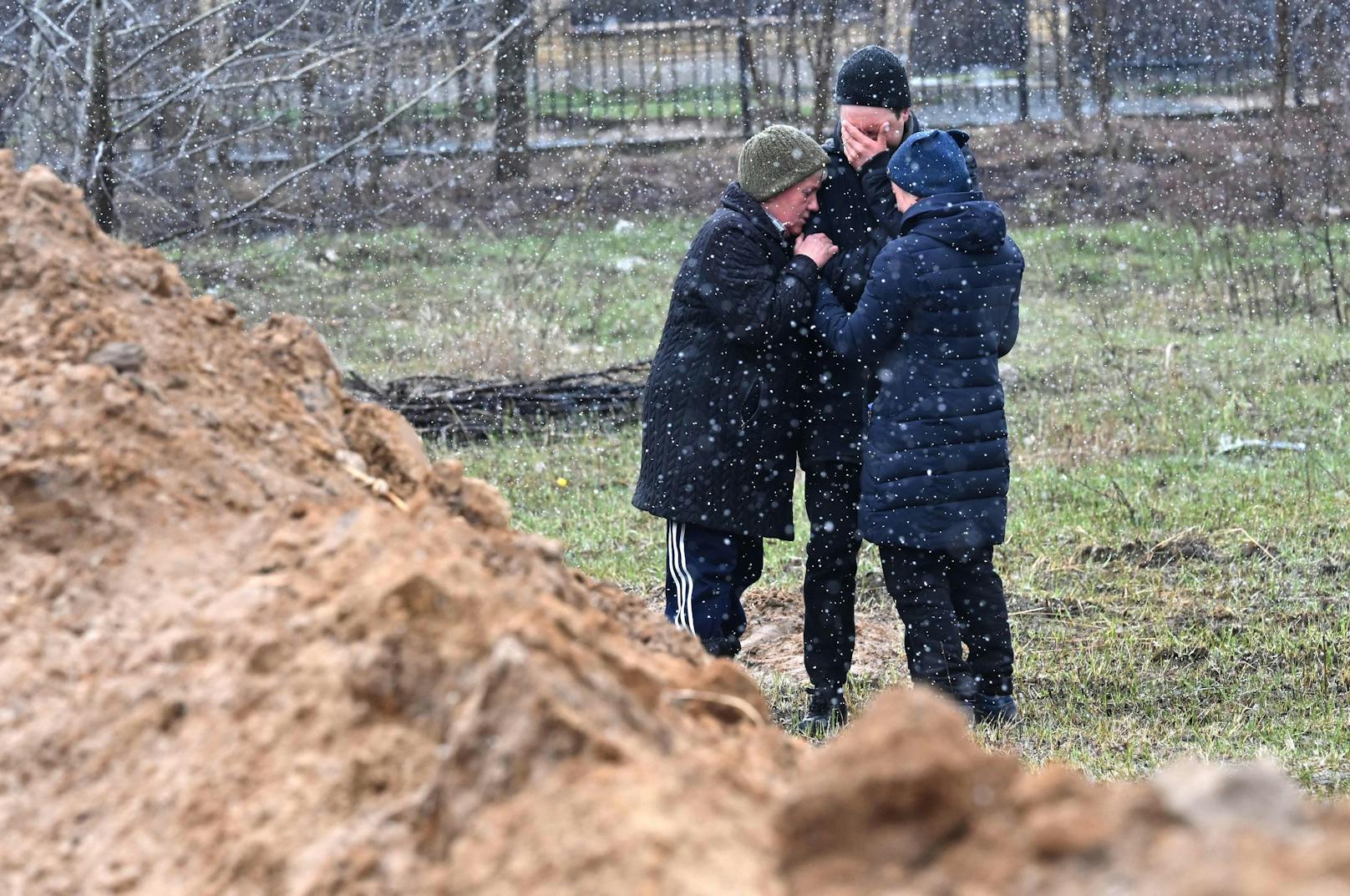 Die UN haben seit dem Einmarsch russischer Truppen den Tod von 1.417 Zivilisten in der Ukraine dokumentiert. Unter ihnen waren 121 Kinder und Jugendliche, wie das UN-Hochkommissariat für Menschenrechte in Genf mitteilte.
