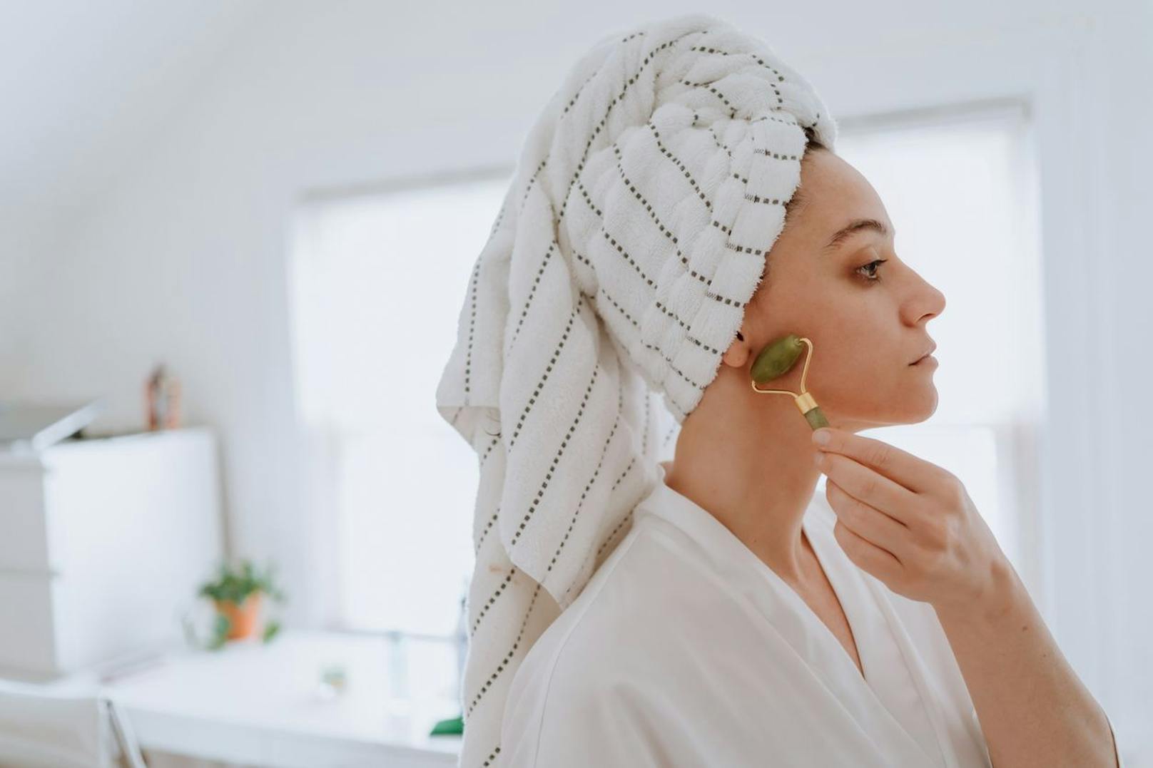 Schmerzen bei unterirdischen Pickeln kriegst du mit einer kühlenden Methode wieder im Griff. Verwende dafür einen Beautyroller, der davor für einige Stunden im Kühlschrank lag. Ein kaltes Tuch kann den Pickeln auch entgegenwirken und die Entzündung besänftigen.  