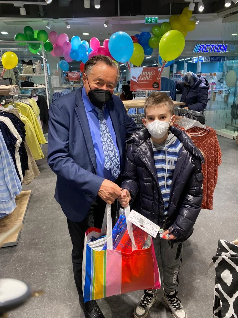 Richard Lugner kleidete Kinder ein 