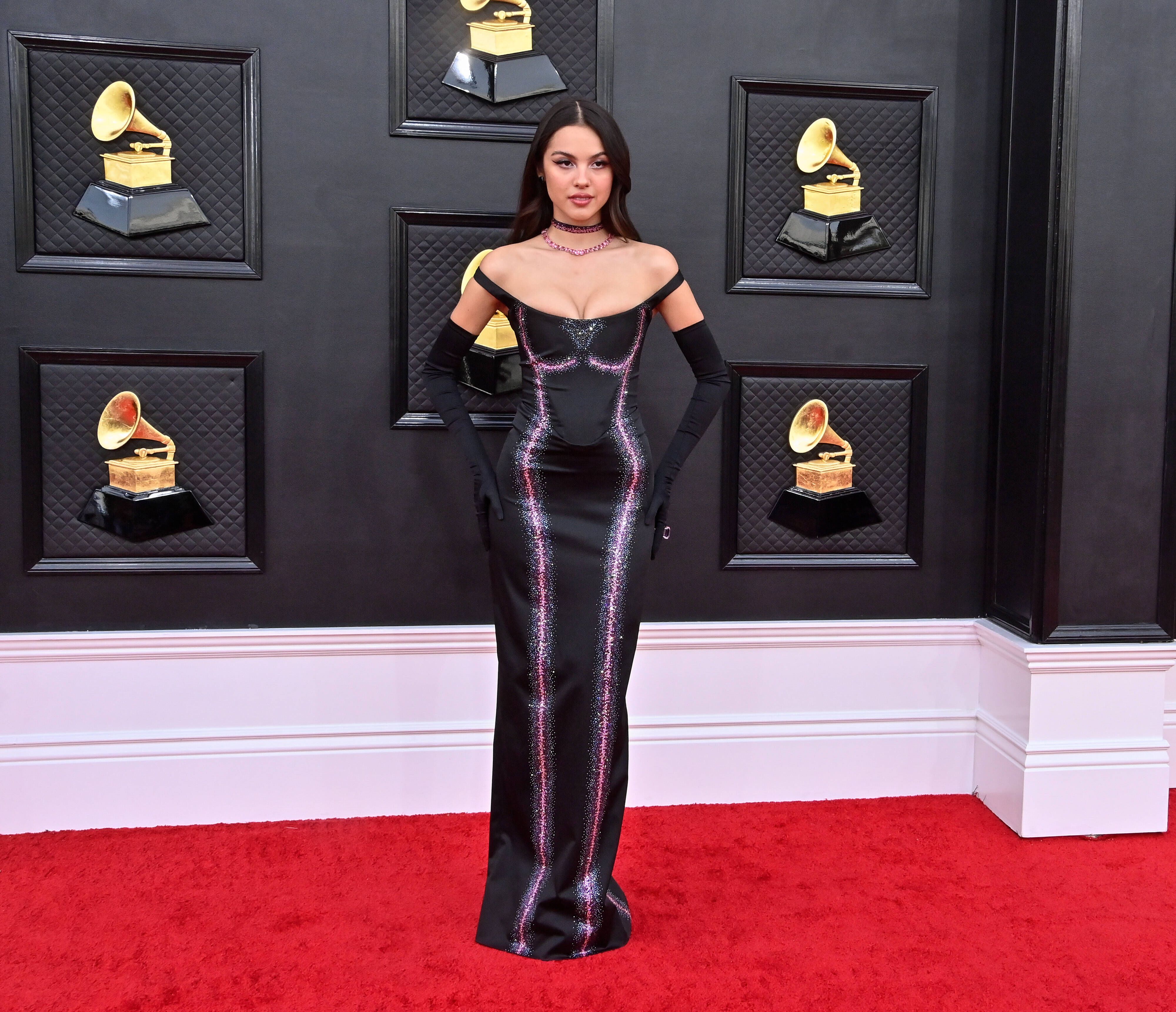 Olivia Rodrigo im bodenlangen Abendkleid von Vivienne Westwood. Verziert mit tausenden Swarovski-Steinen nahm sie drei Grammy-Auszeichnungen entgegen.&nbsp;