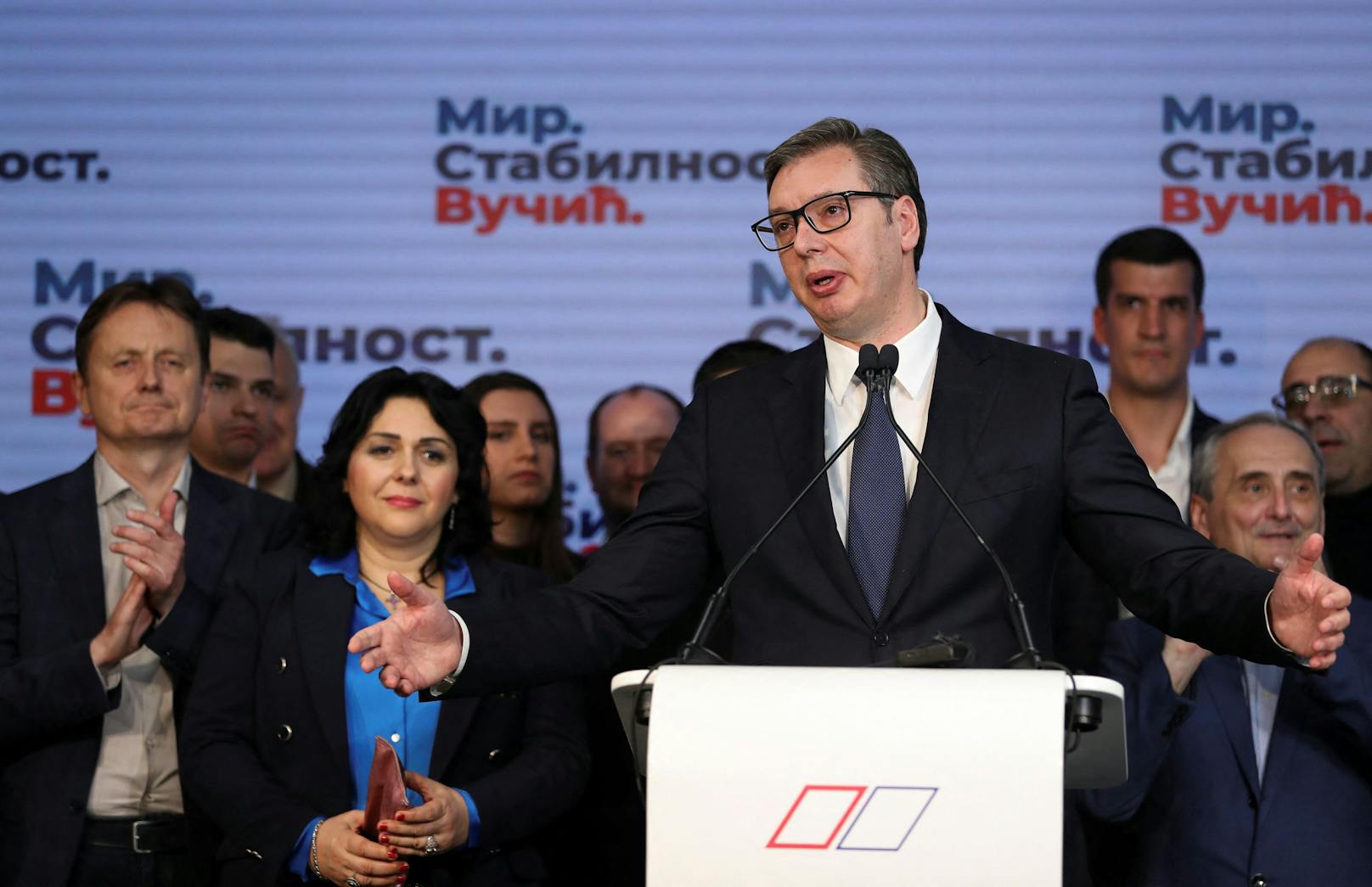 Serbiens amtierender Präsident Aleksandar Vučić erklärt sich zum Sieger der Wahl am 3. April 2022.