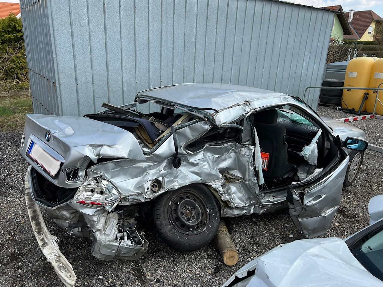 In diesem BMW-Wrack starben zwei Frauen, drei wurden verletzt.