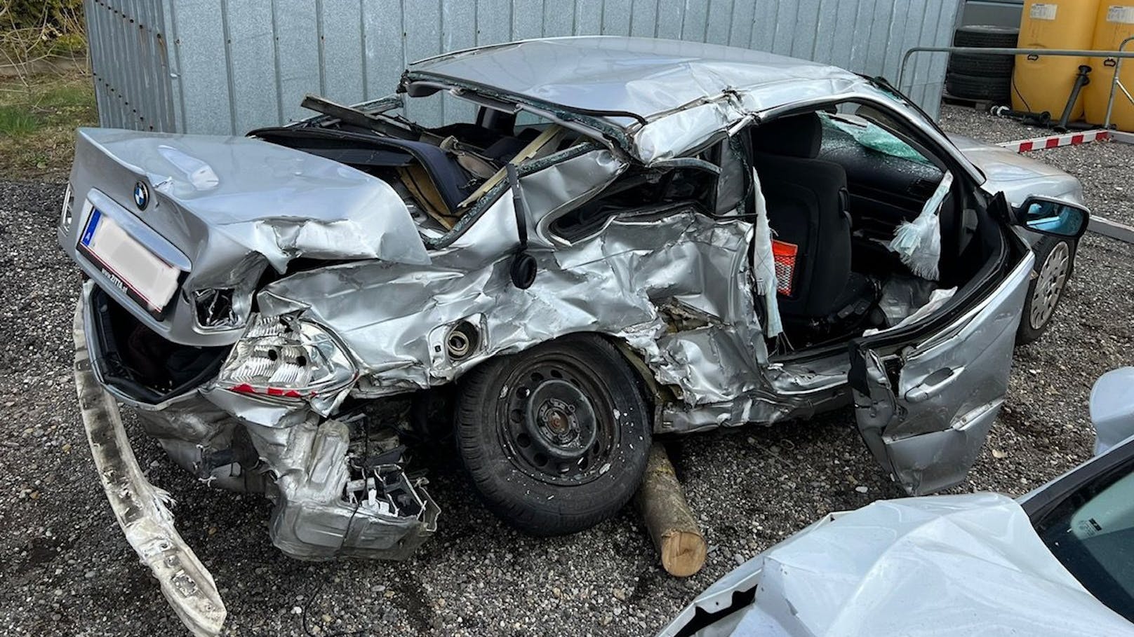 In diesem BMW-Wrack starben zwei Frauen, drei wurden verletzt.