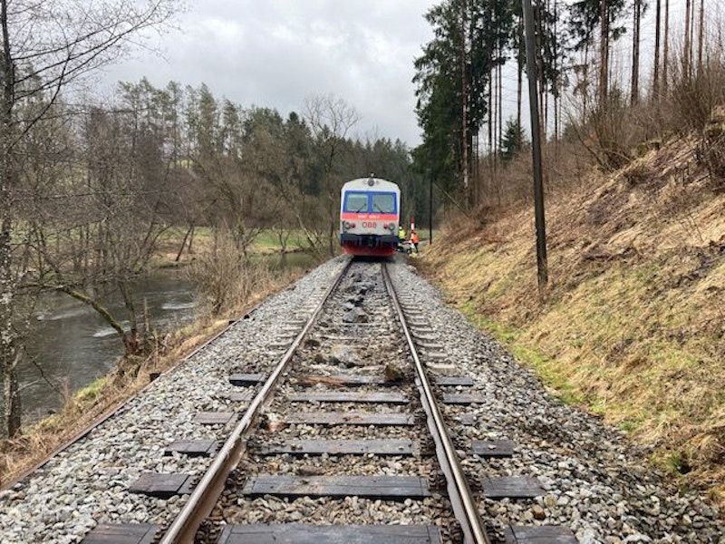 Im Mühlviertel kollidierte eine Garnitur der Mühlkreisbahn mit einem Felsbrocken.