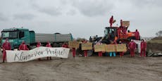 Lobau-Aktivisten besetzen nach Räumung erneut Bagger
