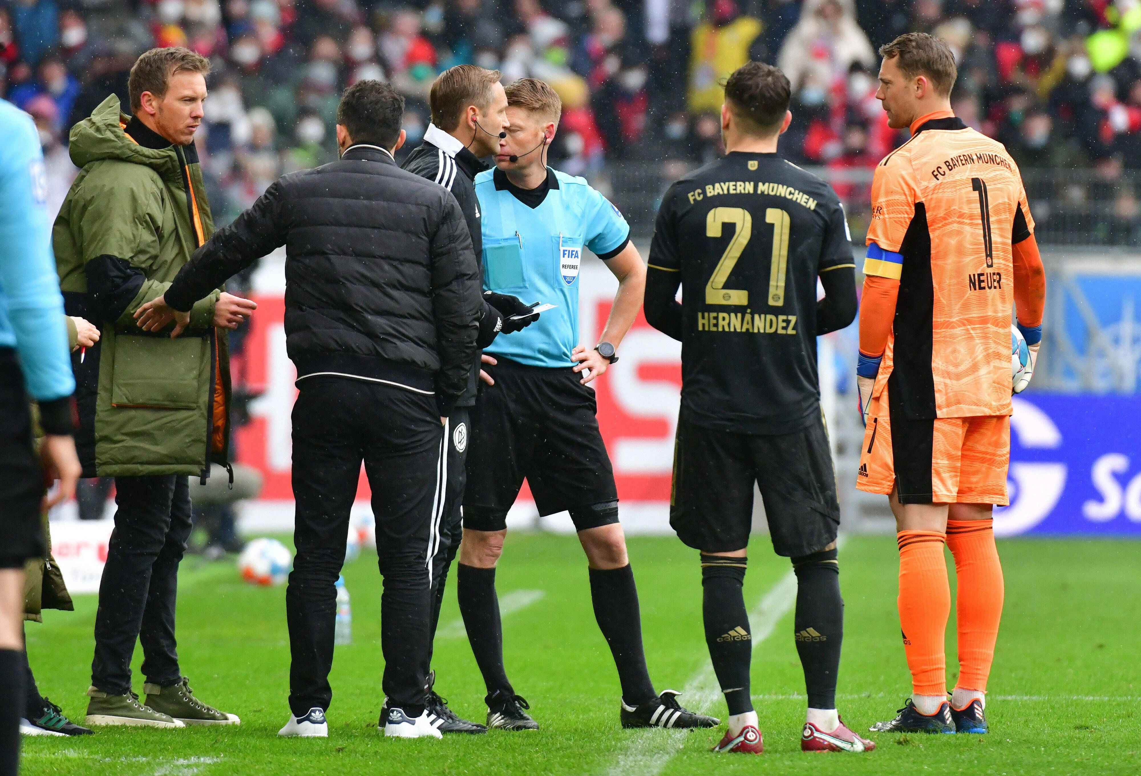 Die Bayern haben beim 4:1-Erfolg in Freiburg einen Wechselfehler begangen. 