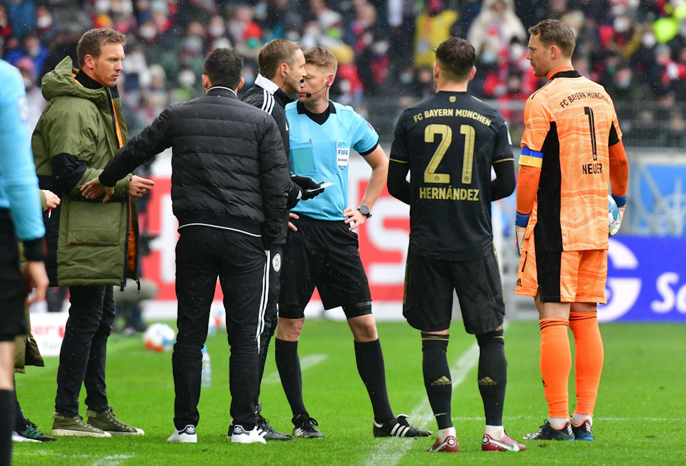 Die Bayern haben beim 4:1-Erfolg in Freiburg einen Wechselfehler begangen. 
