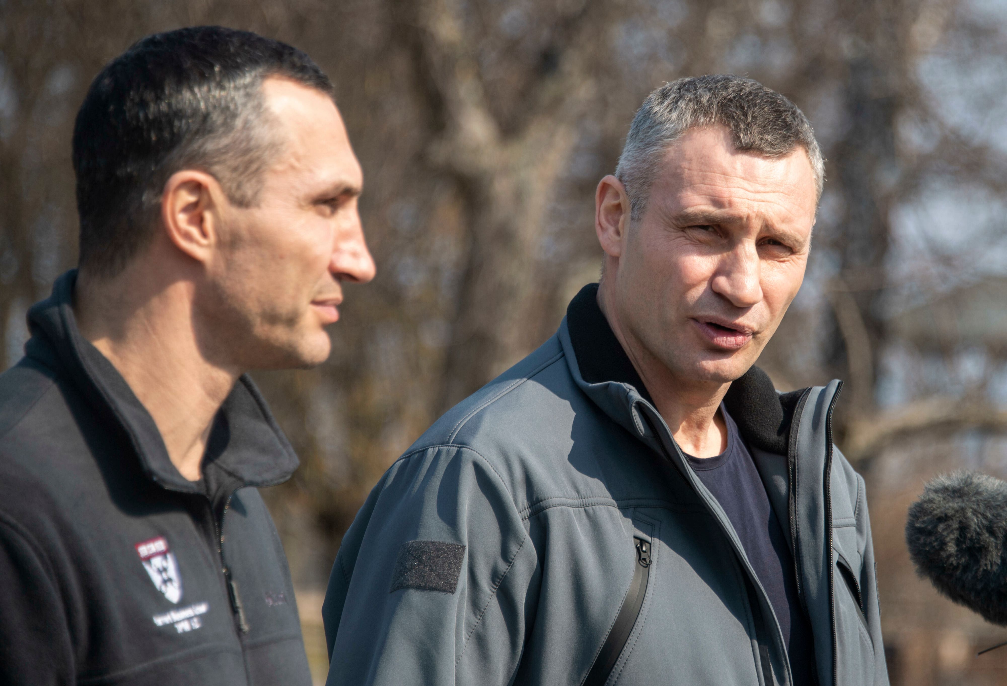 Download von www.picturedesk.com am 05.04.2022 (13:14).  Mar 24, 2022 - Kyiv, Ukraine, Ukraine - Dr Iron Fist, as he was known in the ring, folds my puny hand into his once lethal right. In the woods below us the crackle of small arms practice for citizen volunteers continues. Further away, on the edge of this great city of which Vitali Klitschko is both civic leader and now totem of wartime resistance, the grumble of Putin's artillery is unabated. 'Thank your readers for what they have done for us already,' the mayor of Kyiv tells me, in reference to the Mail Force appeal that has so far raised almost £8.5million for Ukraine's refugees. 'But tell them we need more help still.' PHOTO SHOWS: Kyiv Mayor Vitali Klitschko (right) and his brother Wladimir hold a press conference in Kyiv (Credit Image: © Jamie Wiseman/Daily Mail/dmg media Licensing) - 20220324_PD18858 - Rechteinfo: Rights Managed (RM)