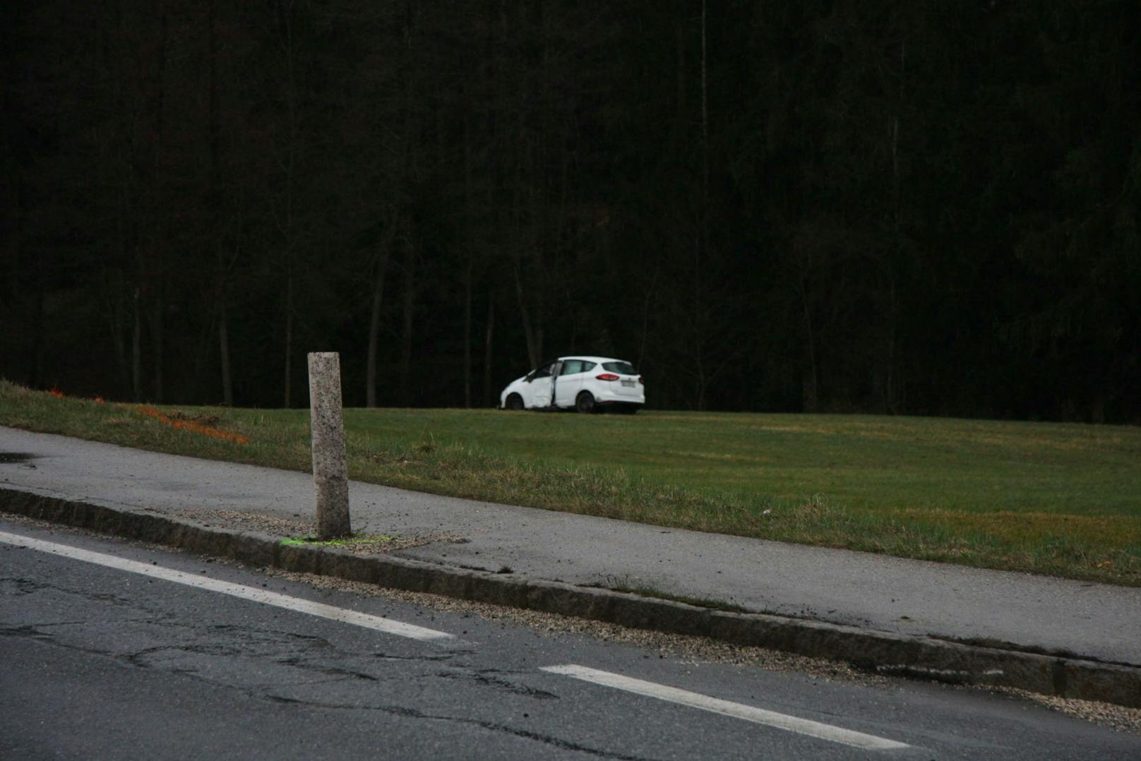 Das Auto des vermutlichen Unfallverursachers wurde in die Wiese geschleudert.