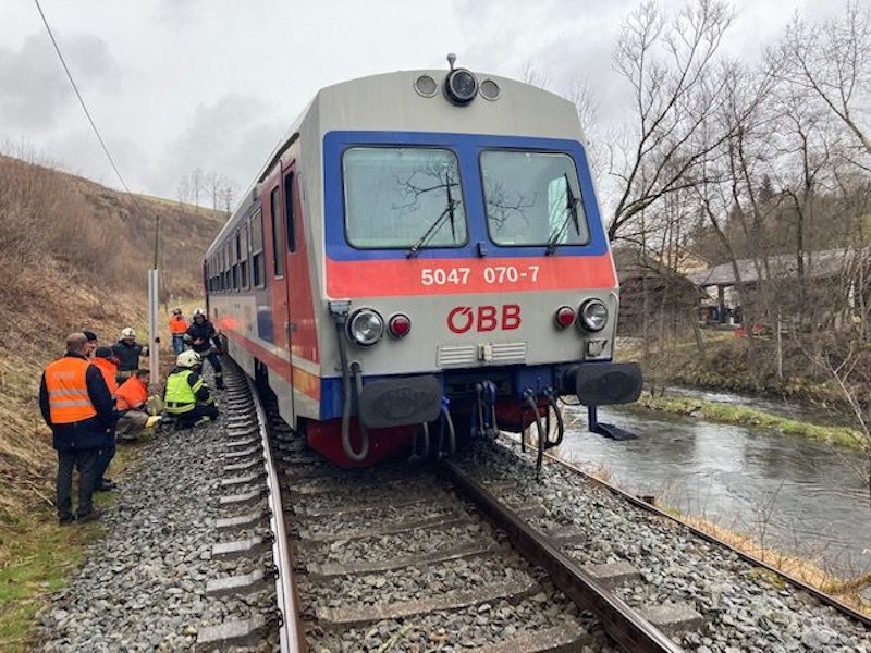 Im Mühlviertel kollidierte eine Garnitur der Mühlkreisbahn mit einem Felsbrocken.