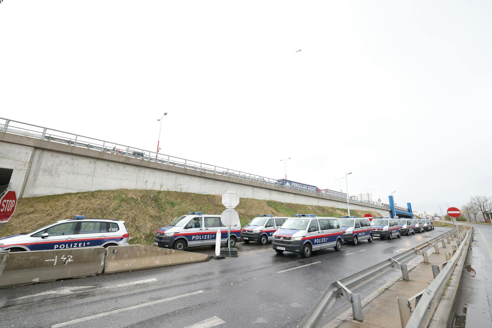 Gegen 9.30 Uhr zog sich ein Großaufgebot der Polizei in Wien-Donaustadt zusammen.