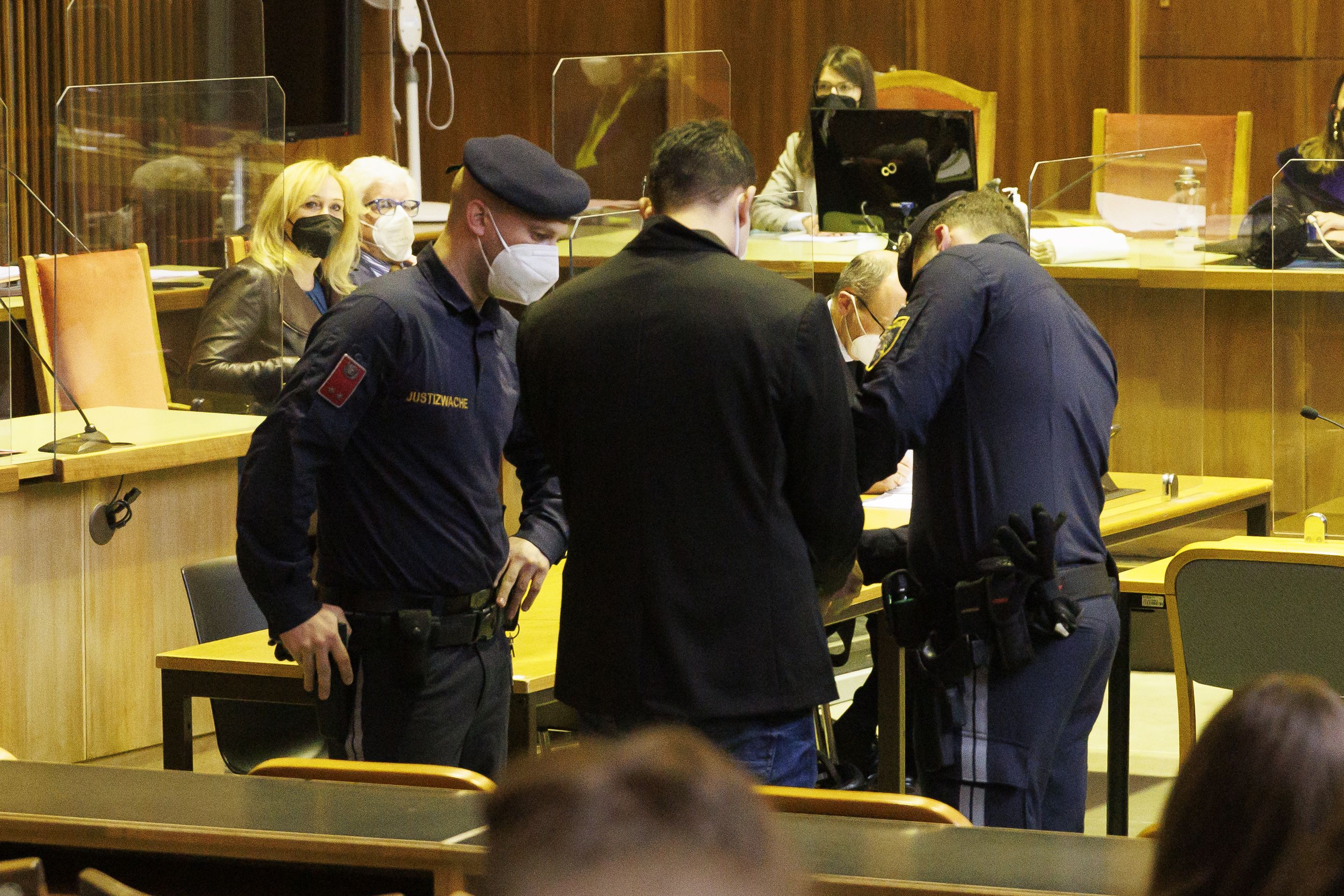 Der Angeklagte  wurde nicht rechtskräftig  zu 15 Jahren Haft verurteilt.