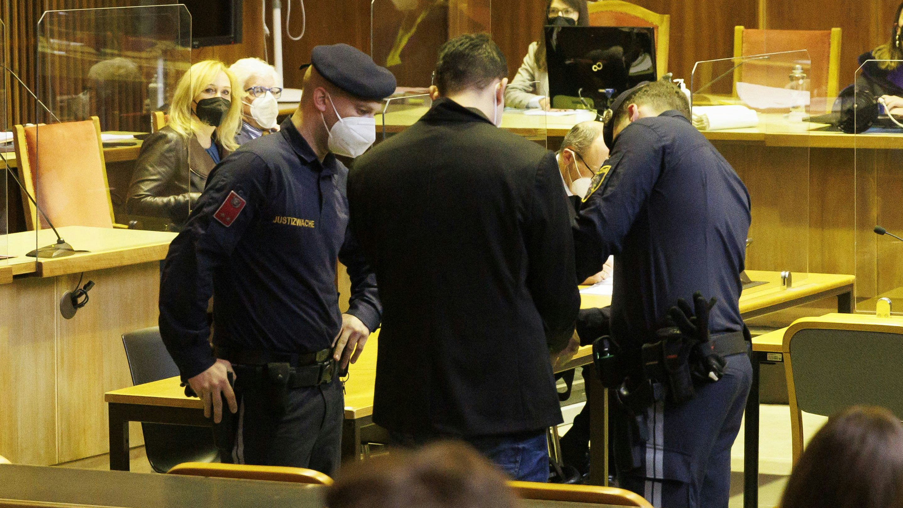 Der Angeklagte  wurde nicht rechtskräftig  zu 15 Jahren Haft verurteilt.