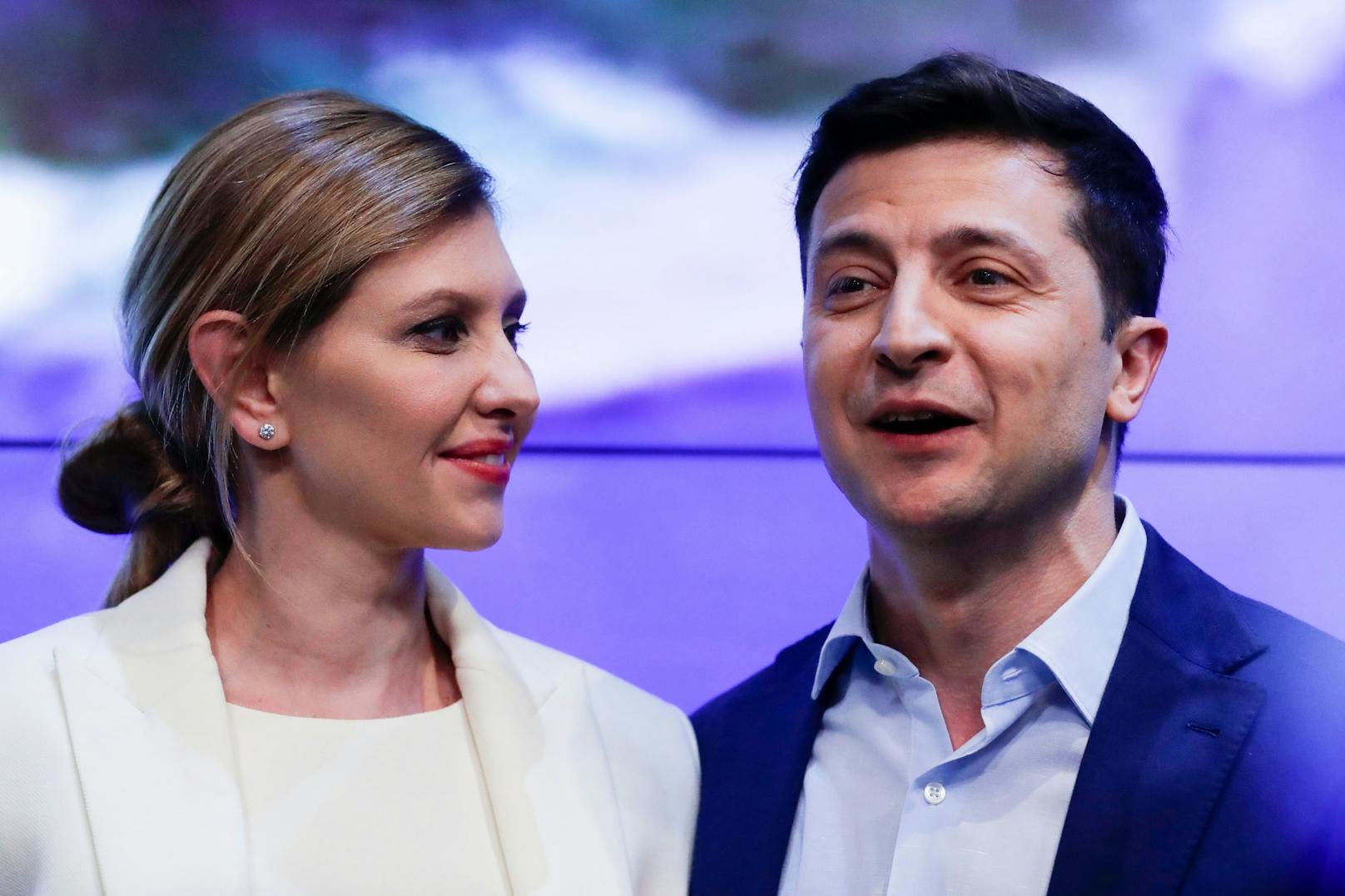 Wolodimir Selenski bei seinem Wahlsieg 2019, hier an der Seite seiner Frau Olena.