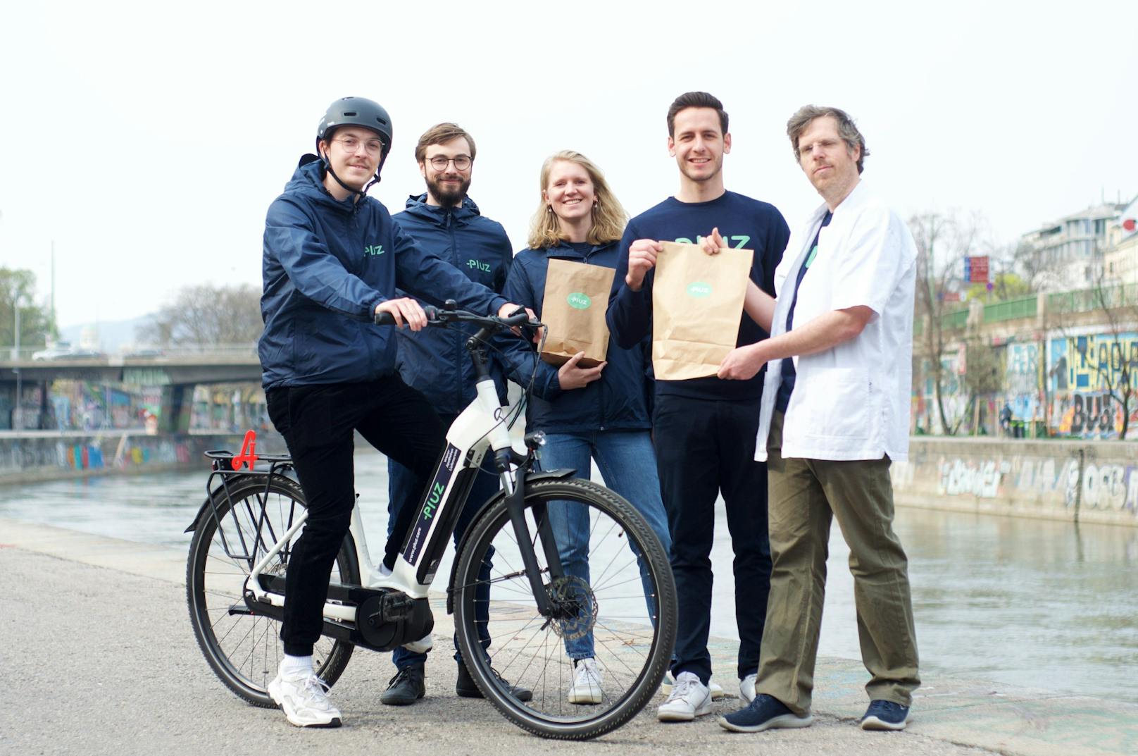 Das "Pluz Care"- Team legt los: Fahrer Nino, Andre Schweighofer, Gründer Lena Hödl und Florian Schenk und Apotheker Viktor Hafner (v.li.). Wien hat mit "Pluz Care" einen neuen Lieferdienst für Apothekenprodukte. Die Zustellung passiert in 60 Minuten.