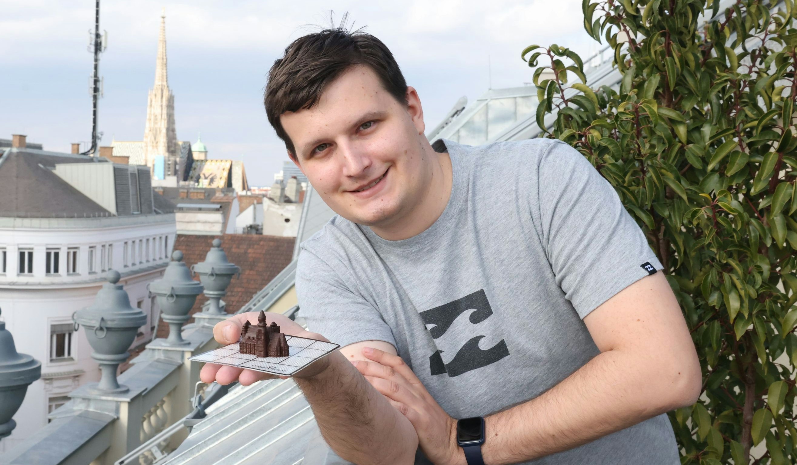 Der mycusini-Schokodrucker stellt den Stephansdom (Hintergrund) täuschend echt als Schoko-Modell nach (vorne).