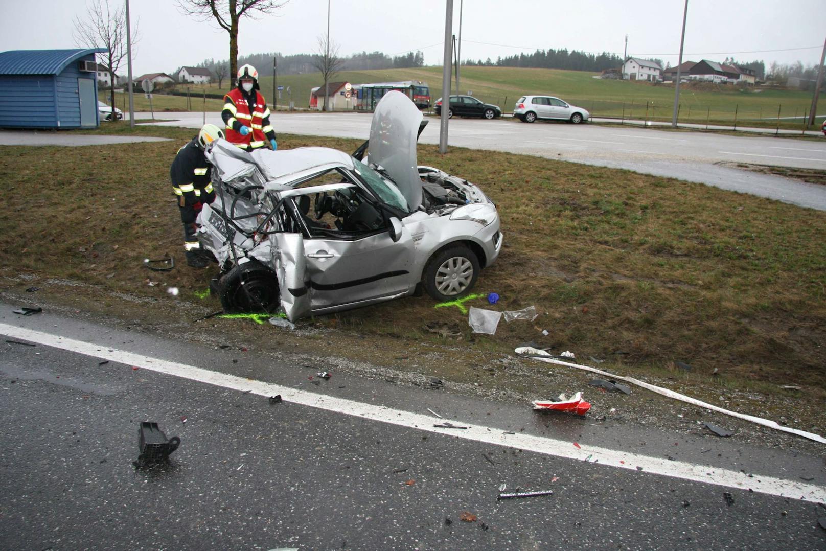 Das Auto der 28-Jährigen wurde bis zur Mitte eingedrückt.