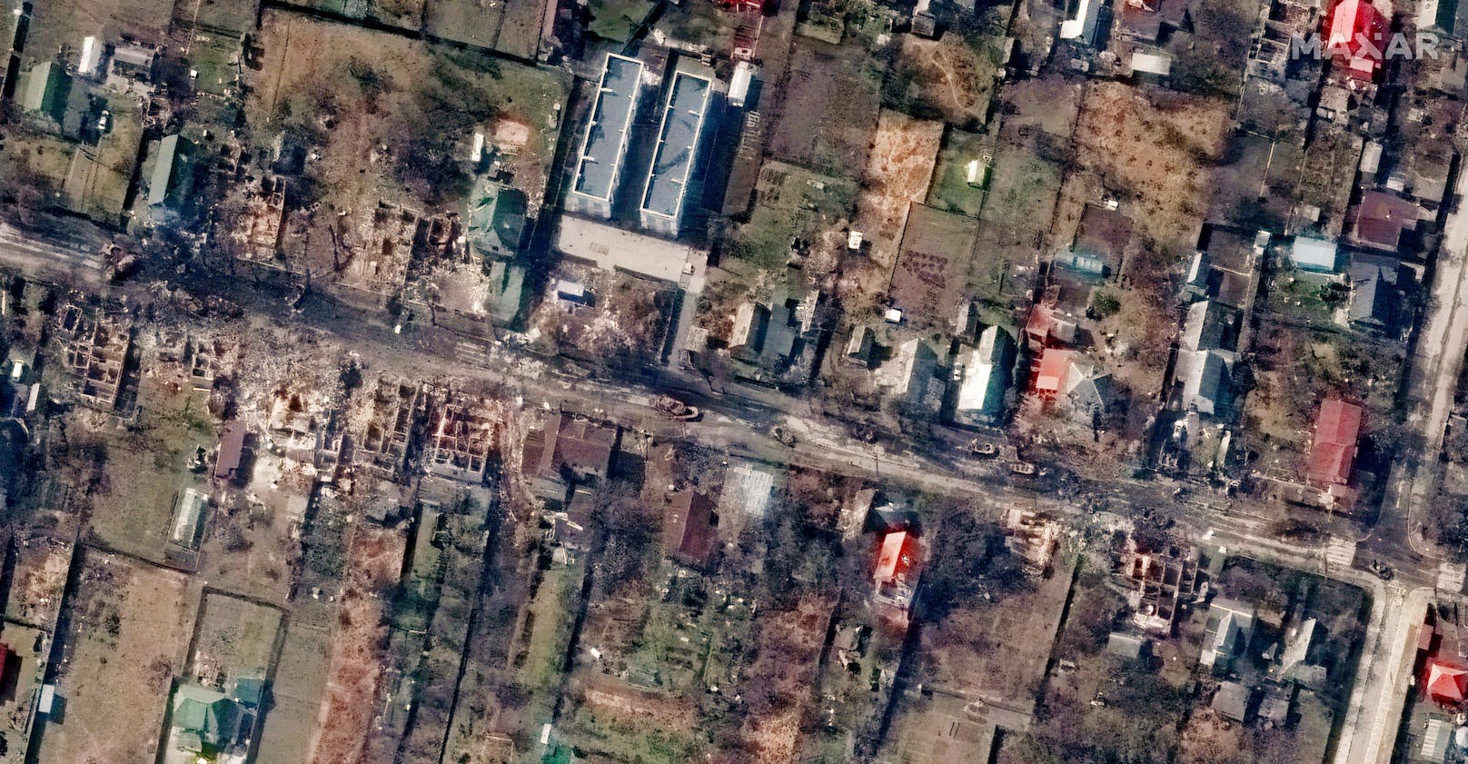 Diesesn Satellitenbild der Vokzalna-Straße in Butscha vom 31. März 2022 zeigt zerstörte Häuser und Fahrzeuge.