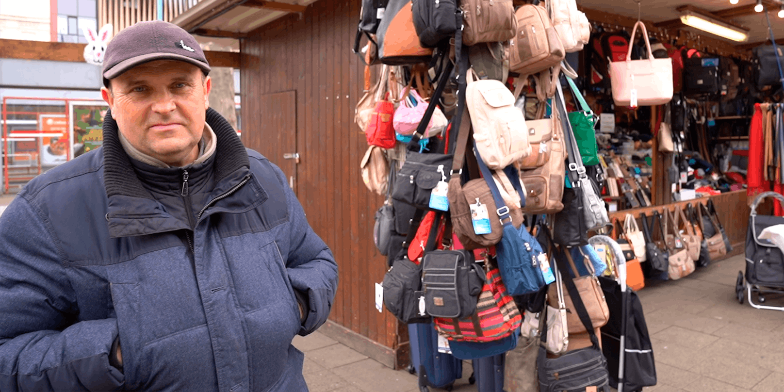 Vasile (53) betreibt einen Lederwarenstand vor dem Bahnhof Wien Floridsdorf.