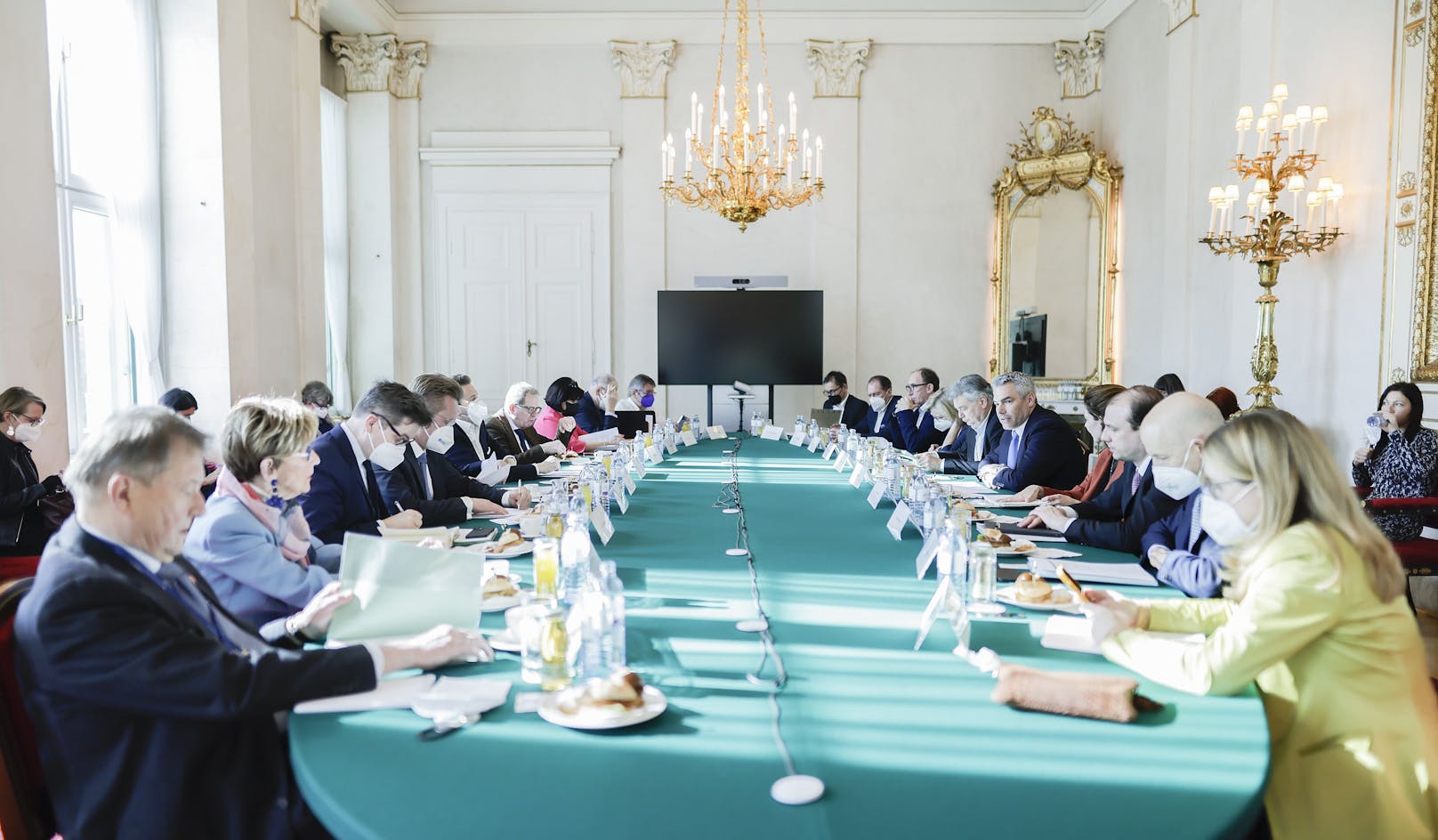 Bundeskanzler Karl Nehammer hat am Dienstag zu einer Sitzung des Krisenkabinetts gebeten. Symbolbild. 