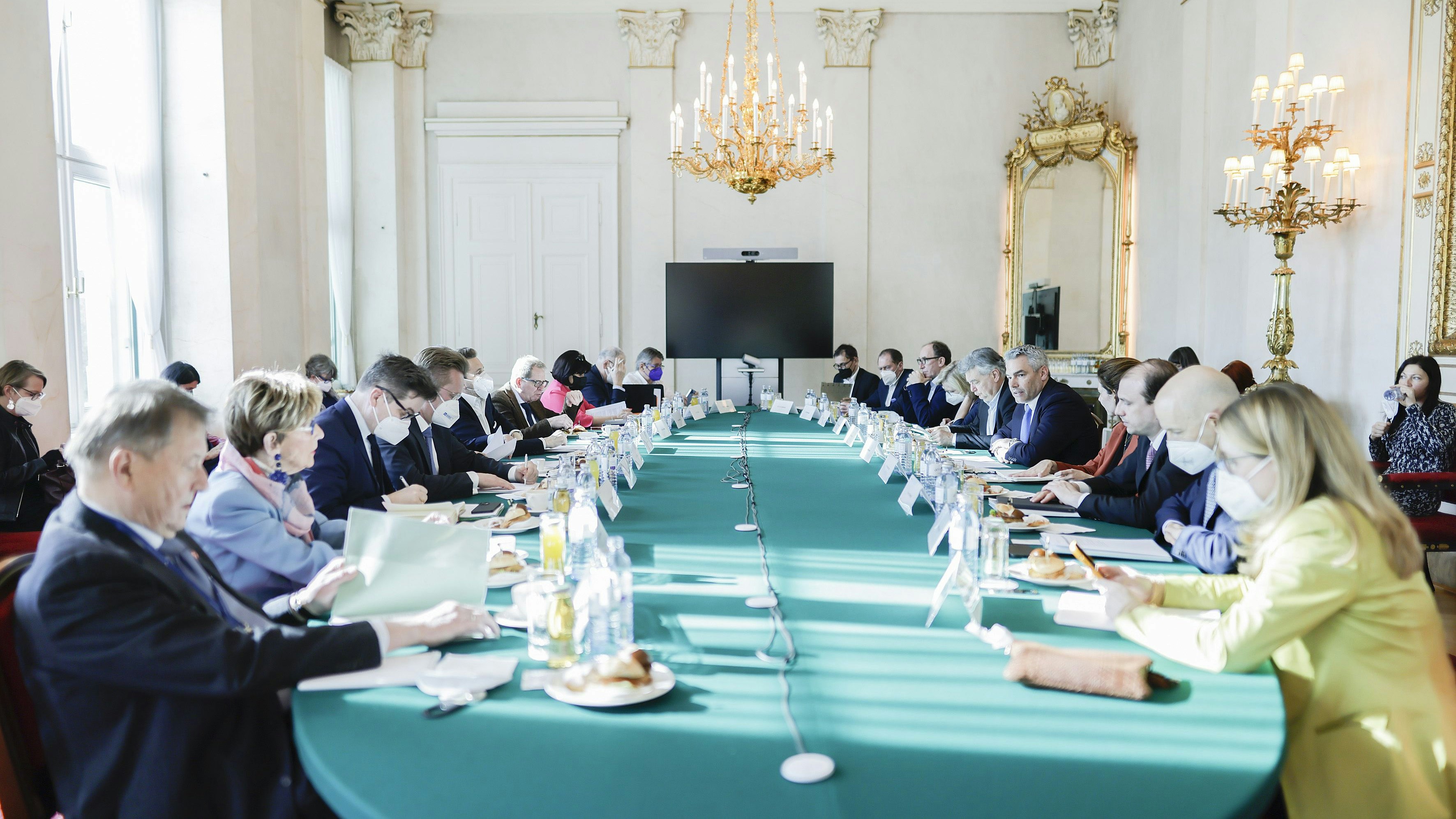 Bundeskanzler Karl Nehammer hat am Dienstag zu einer Sitzung des Krisenkabinetts gebeten. Symbolbild. 