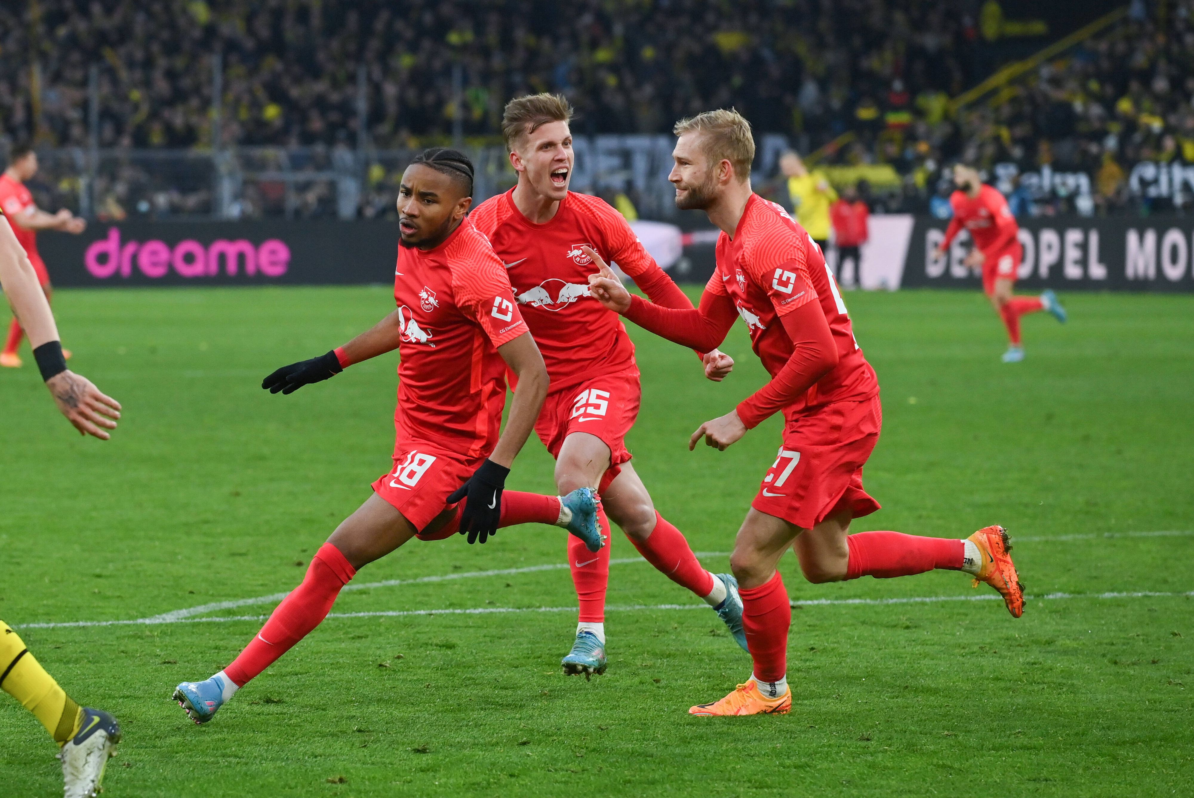 Konrad Laimer bejubelt seinen Doppelpack gegen Borussia Dortmund. 