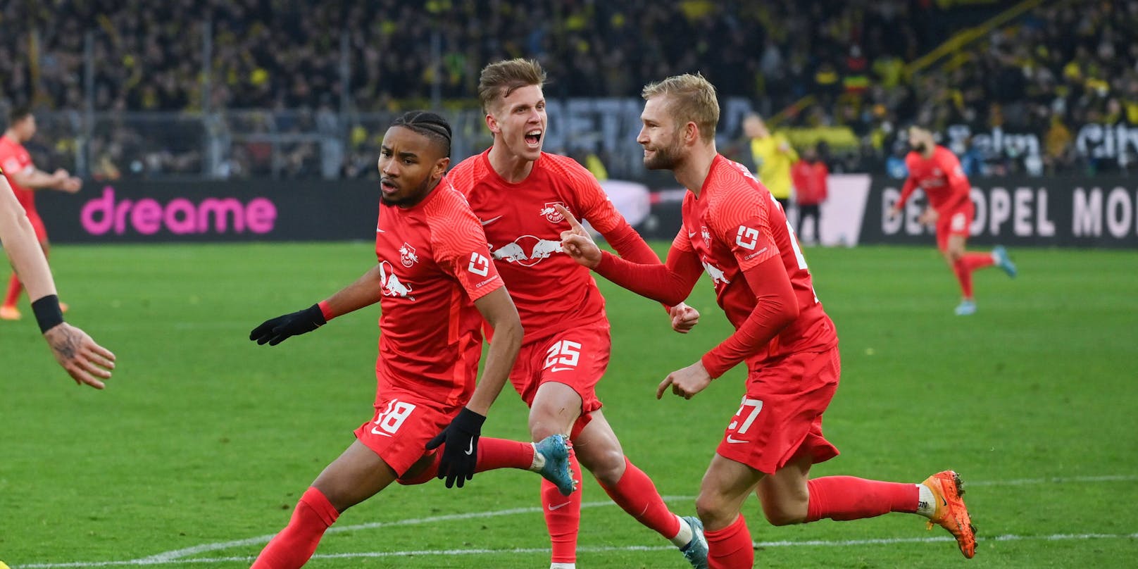 Konrad Laimer bejubelt seinen Doppelpack gegen Borussia Dortmund. 