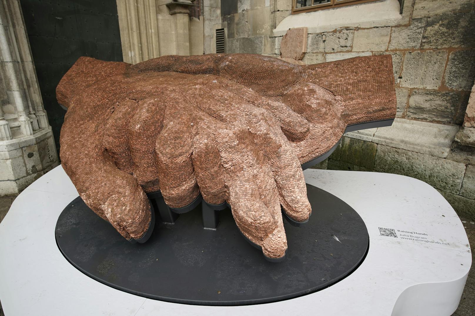 Die "Raising Hands" sollen Zusammenhalt symbolisieren. Sie sind bis zumindest Mitte Juni beim Stephansdom in der Wiener City zu sehen. 