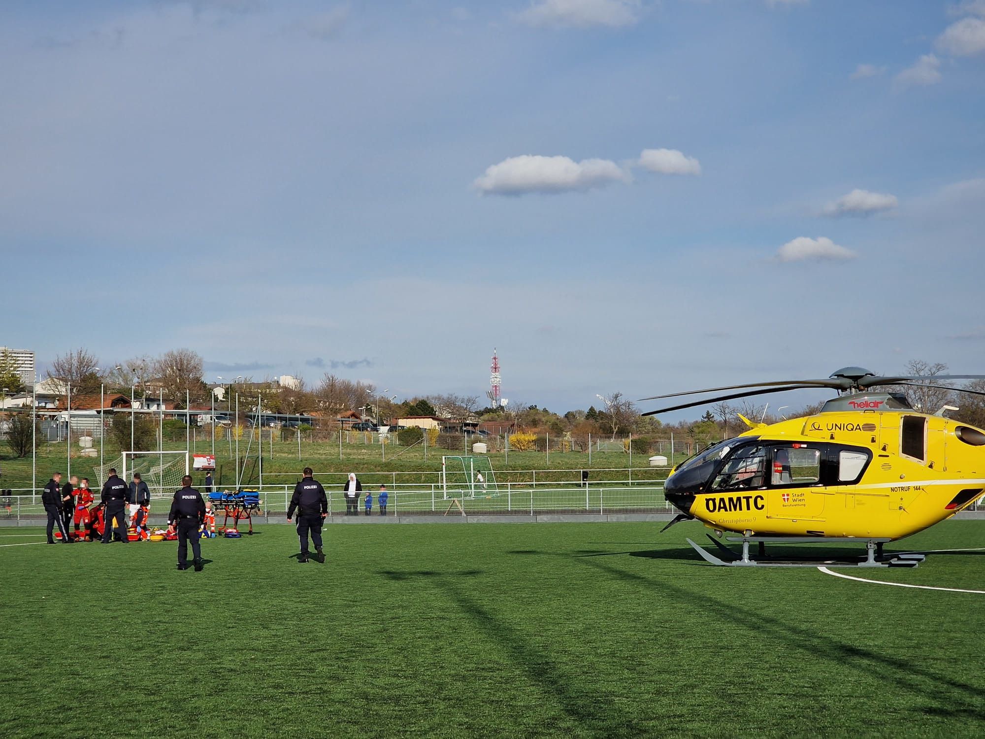 Der Christophorus 9 am Fußballplatz in Favoriten.