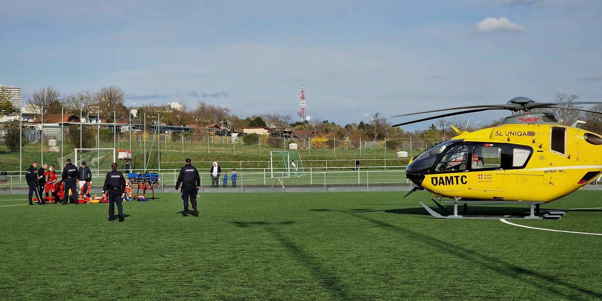 Der Christophorus 9 am Fußballplatz in Favoriten.