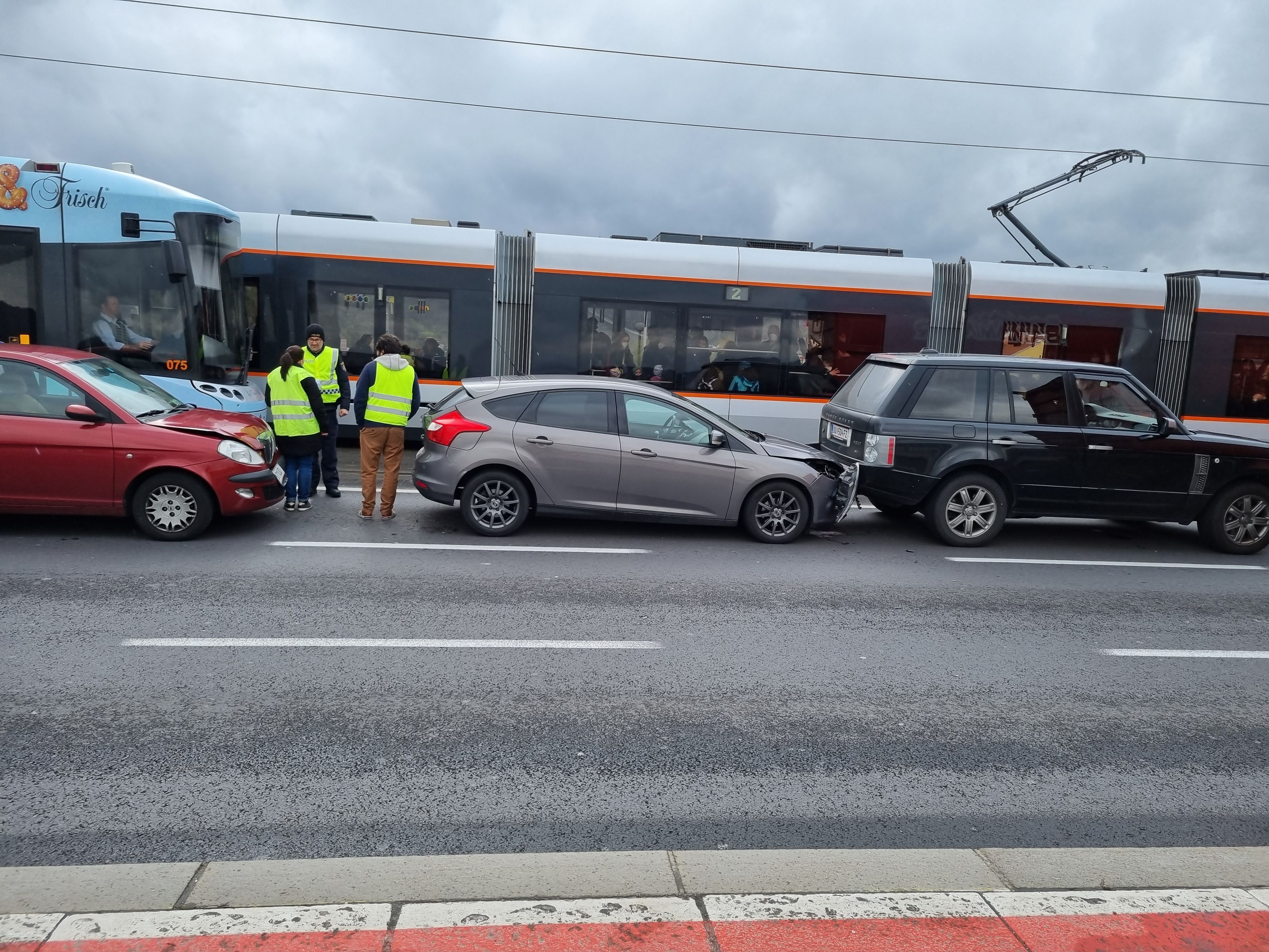 Ein Unfall auf der Nibelungenbrucke löste einen riesigen Stau aus.