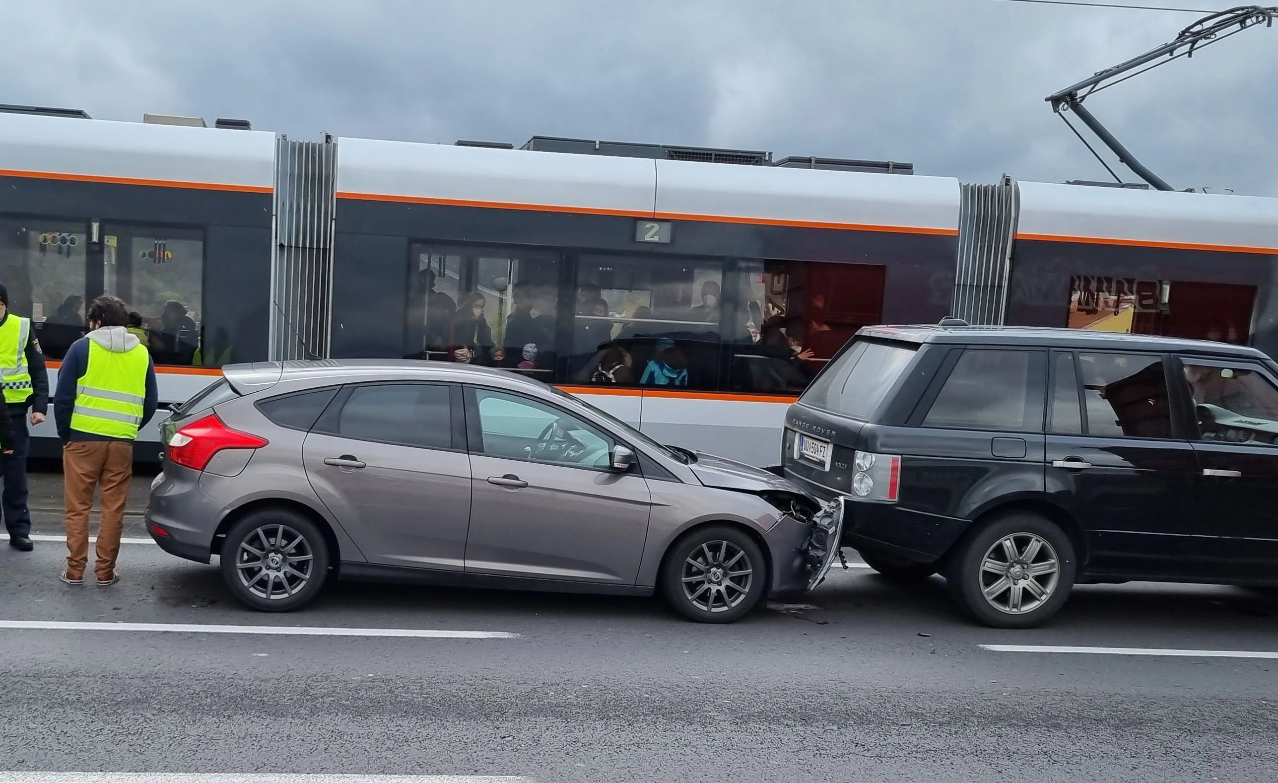 Ein Unfall auf der Nibelungenbrucke löste einen riesigen Stau aus.