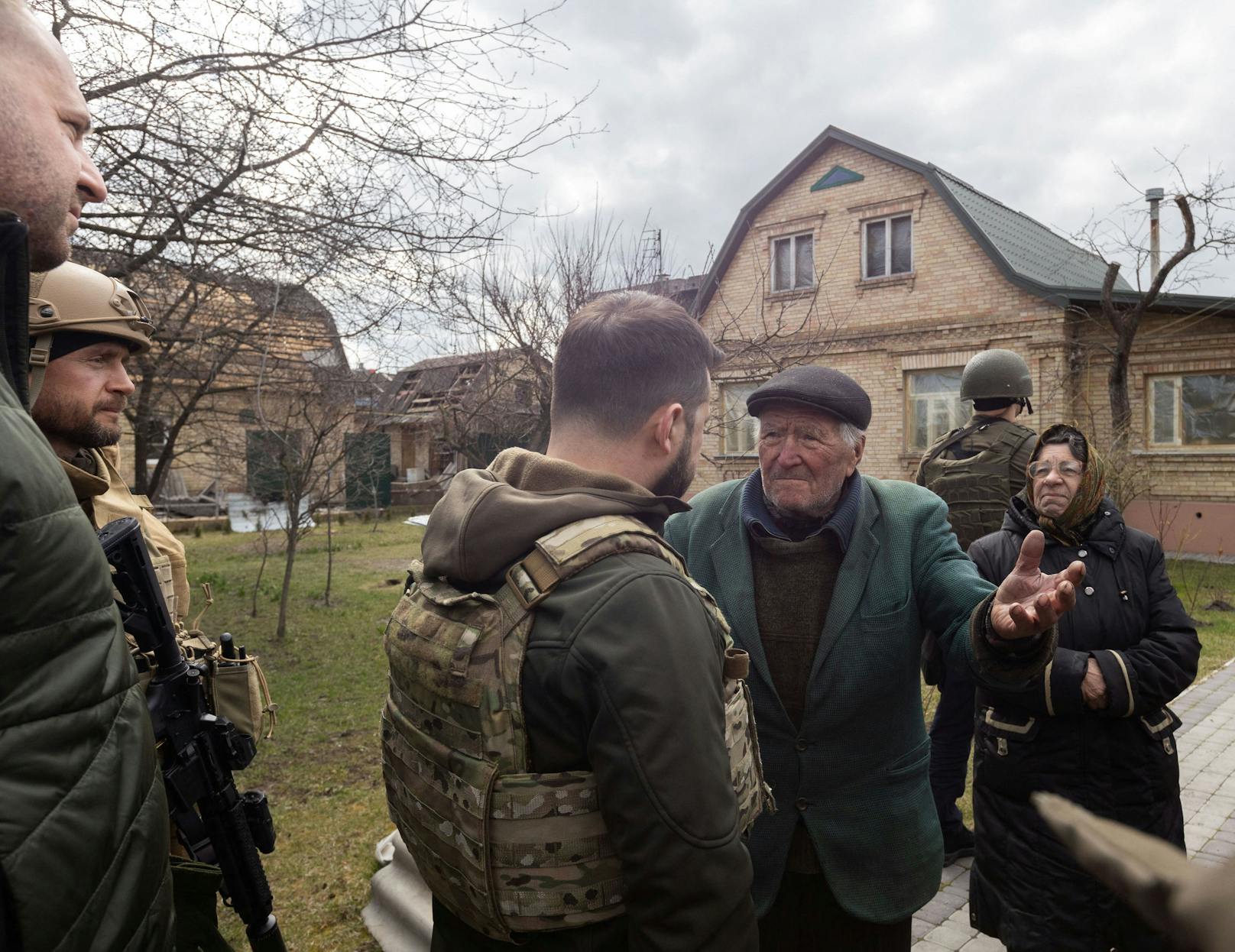 Der ukrainische Präsident sagte weiter: "Es ist sehr wichtig für uns, dass die Presse hier ist, die Journalisten – das ist das Wichtigste. Wir wollen wirklich, dass Sie der Welt zeigen, was hier passiert ist,...&nbsp;