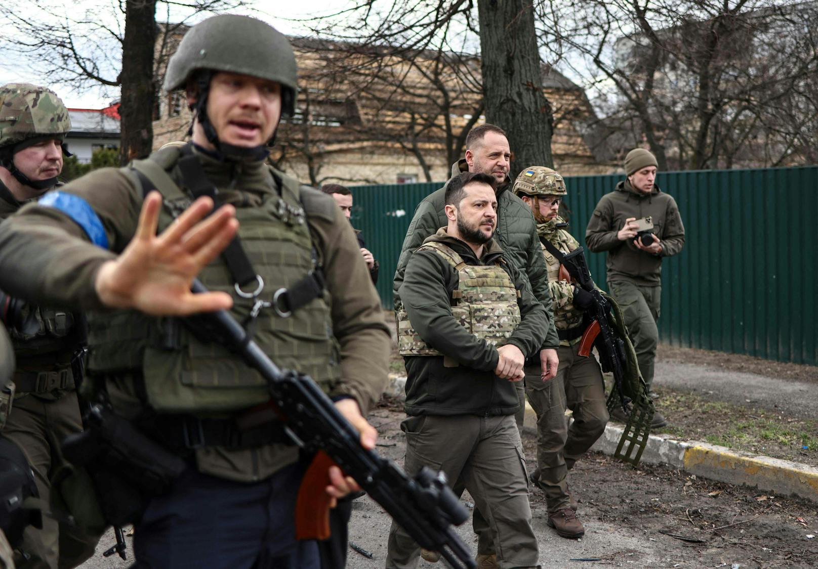 Selenski besichtigte die Straße, auf der eine russische Kolonne in einen Hinterhalt geraten war, und sprach mit Anwohnern.