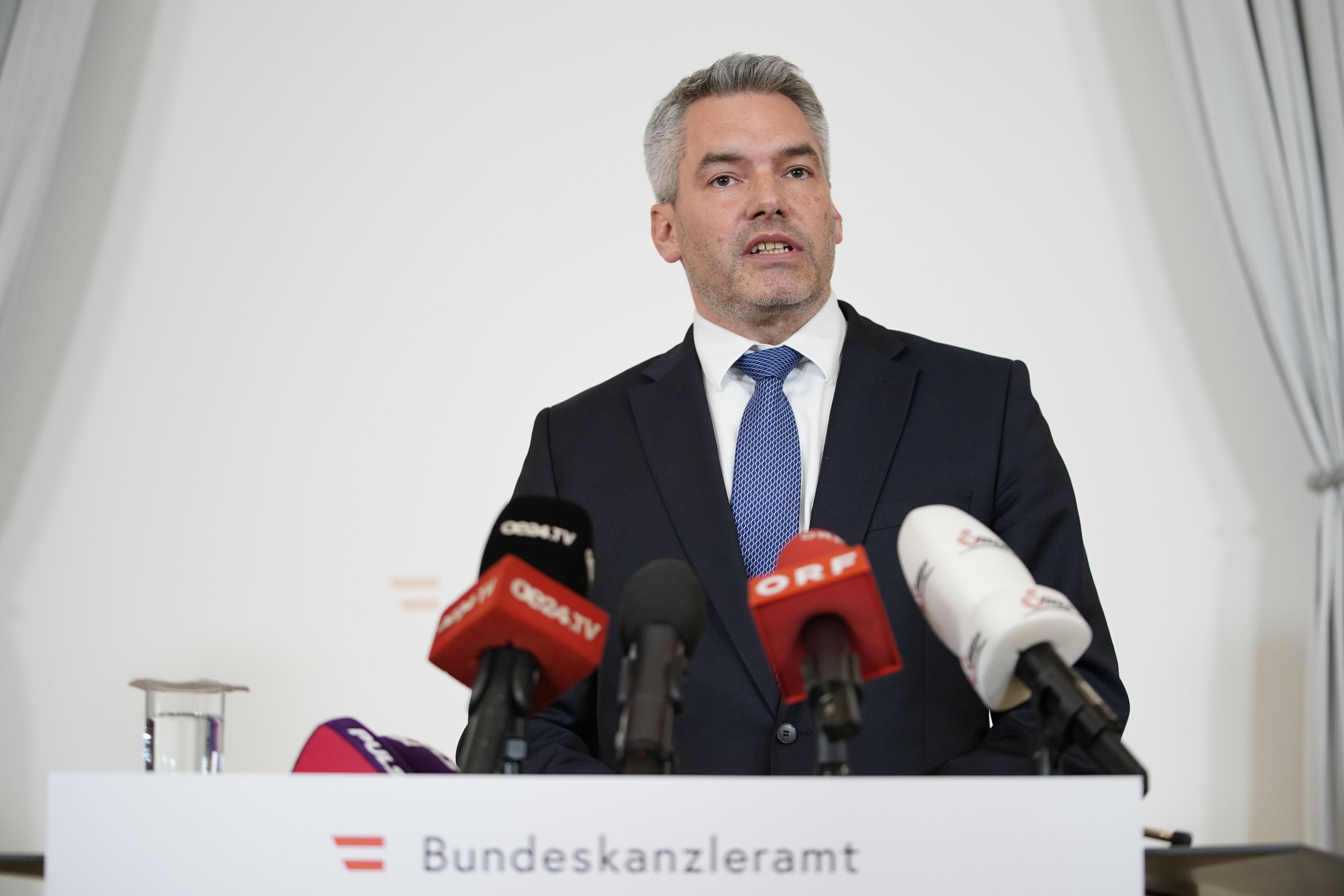 Die Vorwürfe gegen Bundeskanzler Karl Nehammer sorgen für politischen Aufruhr.