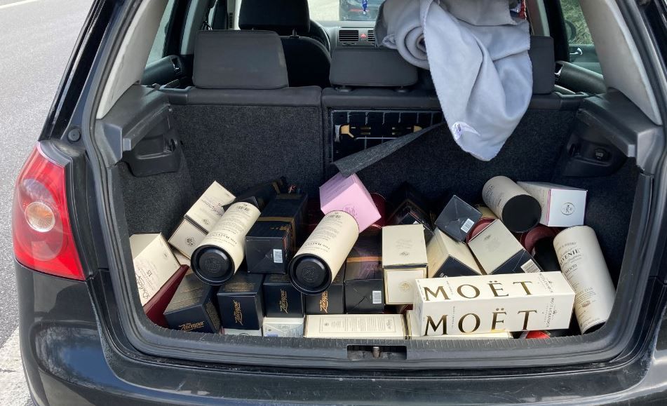 Ein Kofferraum voll mit teurem Sprudel.