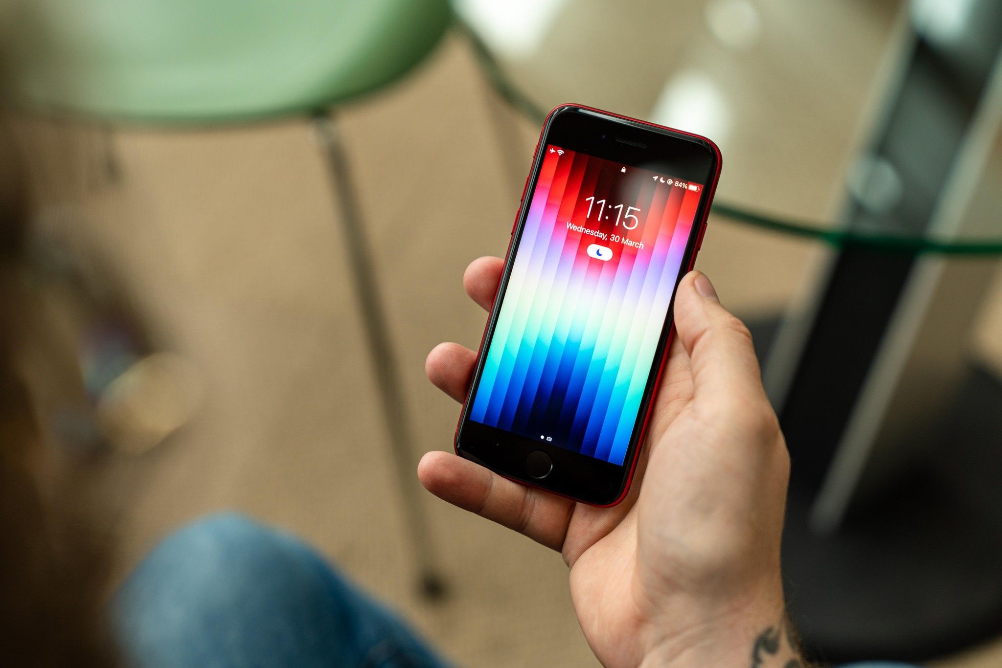 Beim Design ein alter VW Käfer, bei der Leistung ein moderner Tesla: Das neue iPhone SE ist ein Hightech-Retro-Handy.