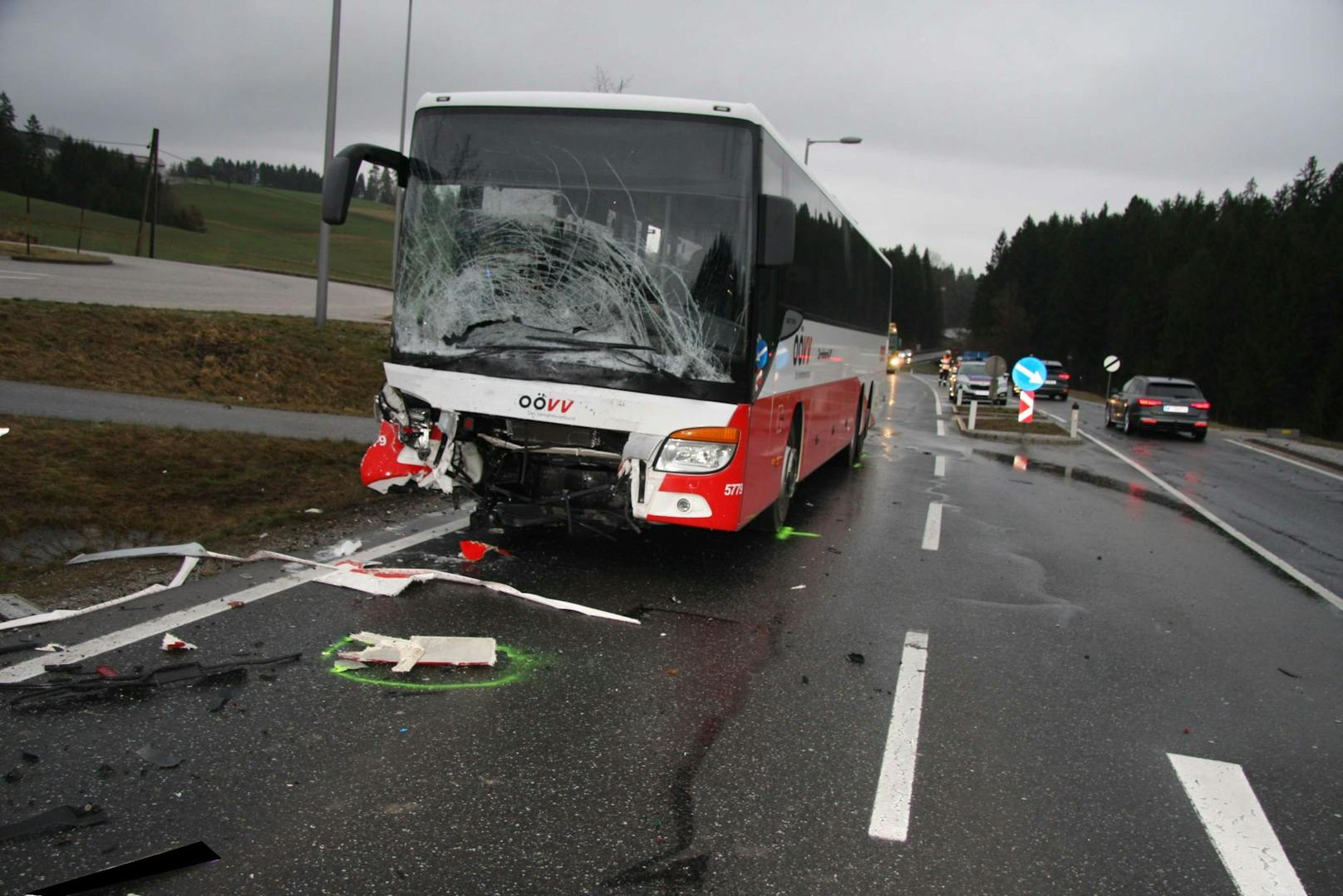 Die 28-Jährige krachte gegen einen Linienbus.