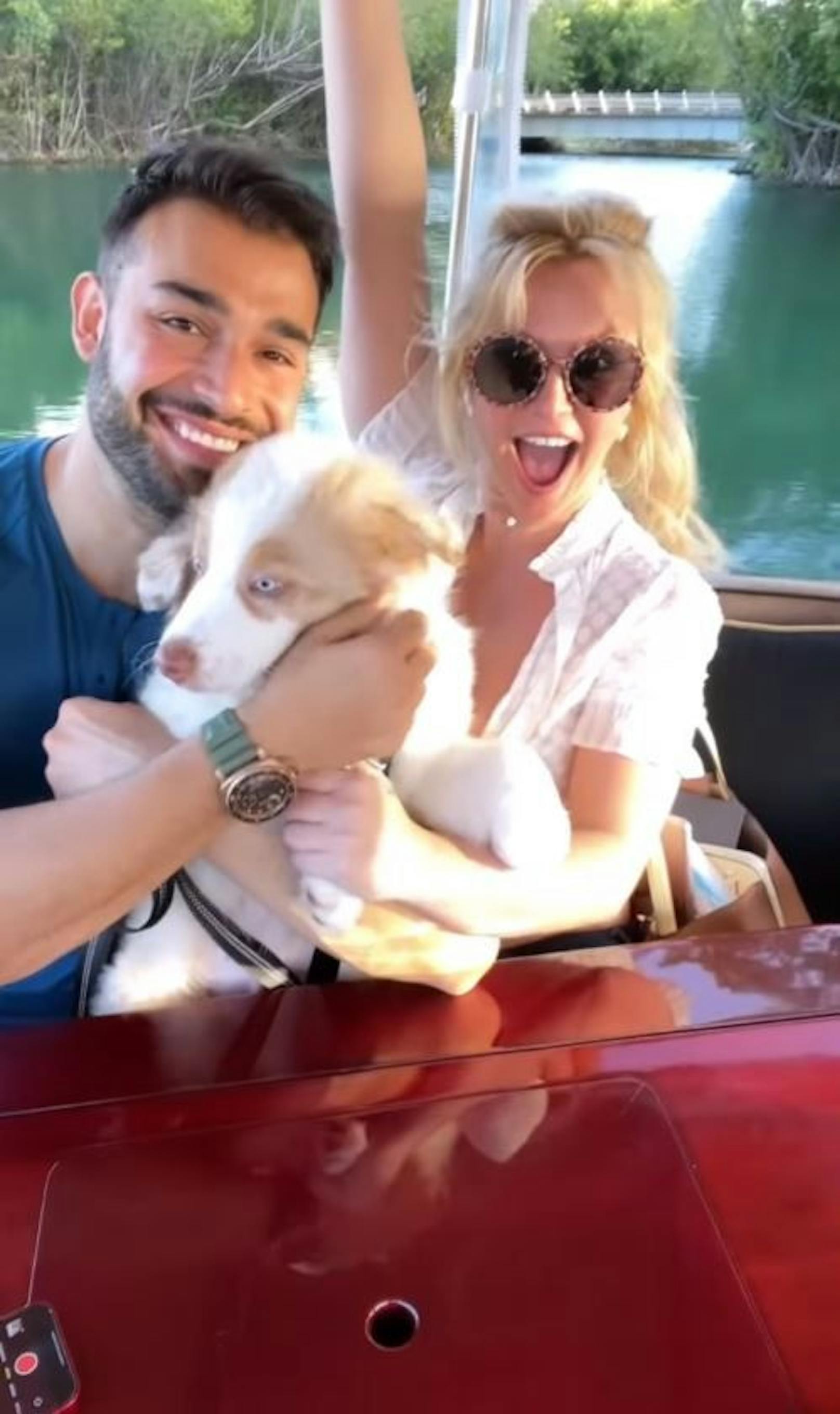 Britney und Sam genießen ihren Hawaii-Urlaub mit ihrem Hund Sawyer.