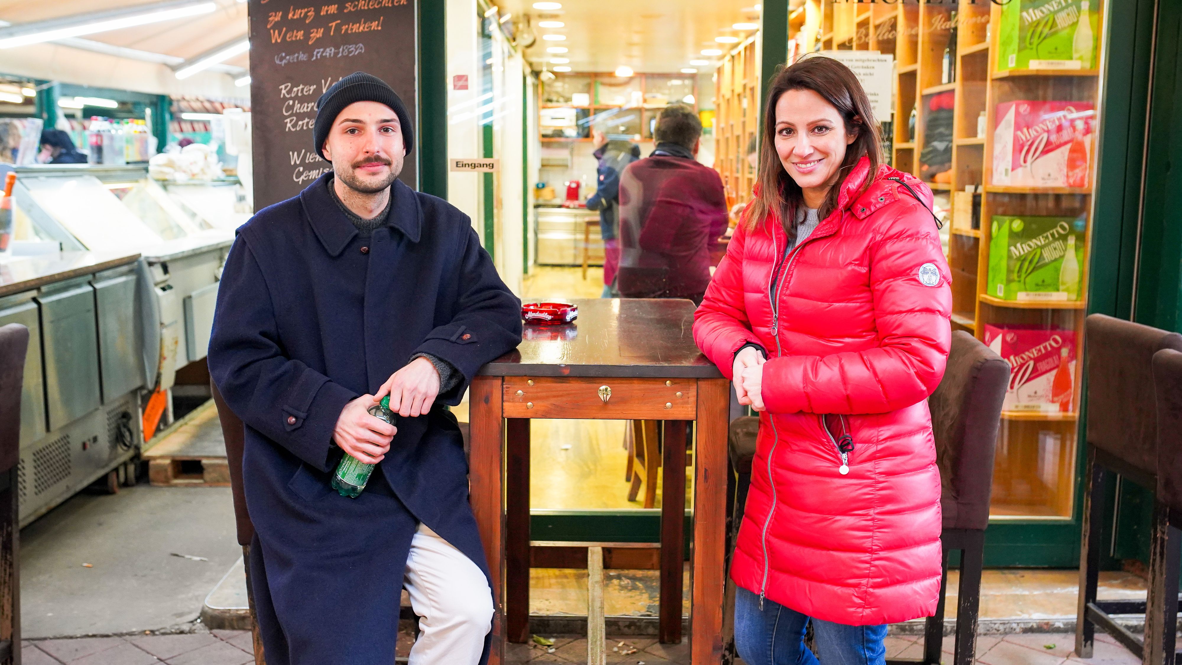 Lisa Gadenstätter und ein Teilnehmer des Experiments am Naschmarkt.