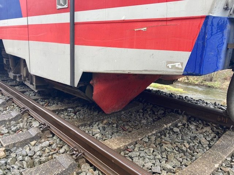 Im Mühlviertel kollidierte eine Garnitur der Mühlkreisbahn mit einem Felsbrocken.