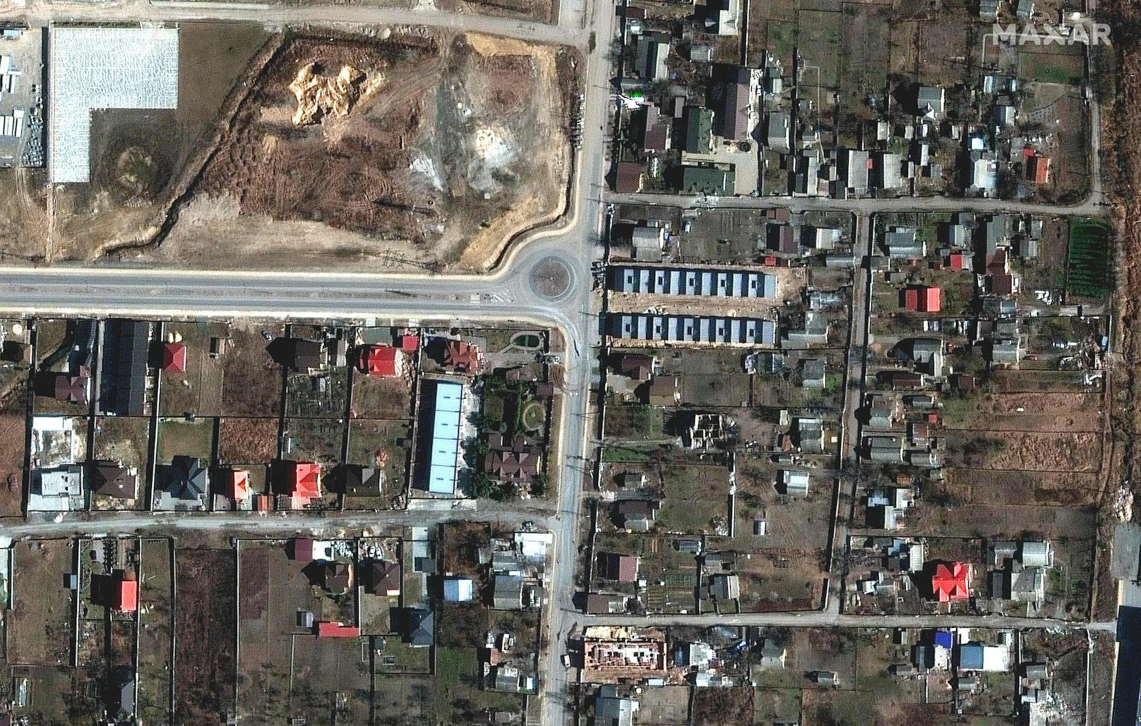 Die Yablonska-Straße in Butscha am 18. März 2022. Noch während der russischen Besatzung liegen Leichen auf der Fahrbahn.