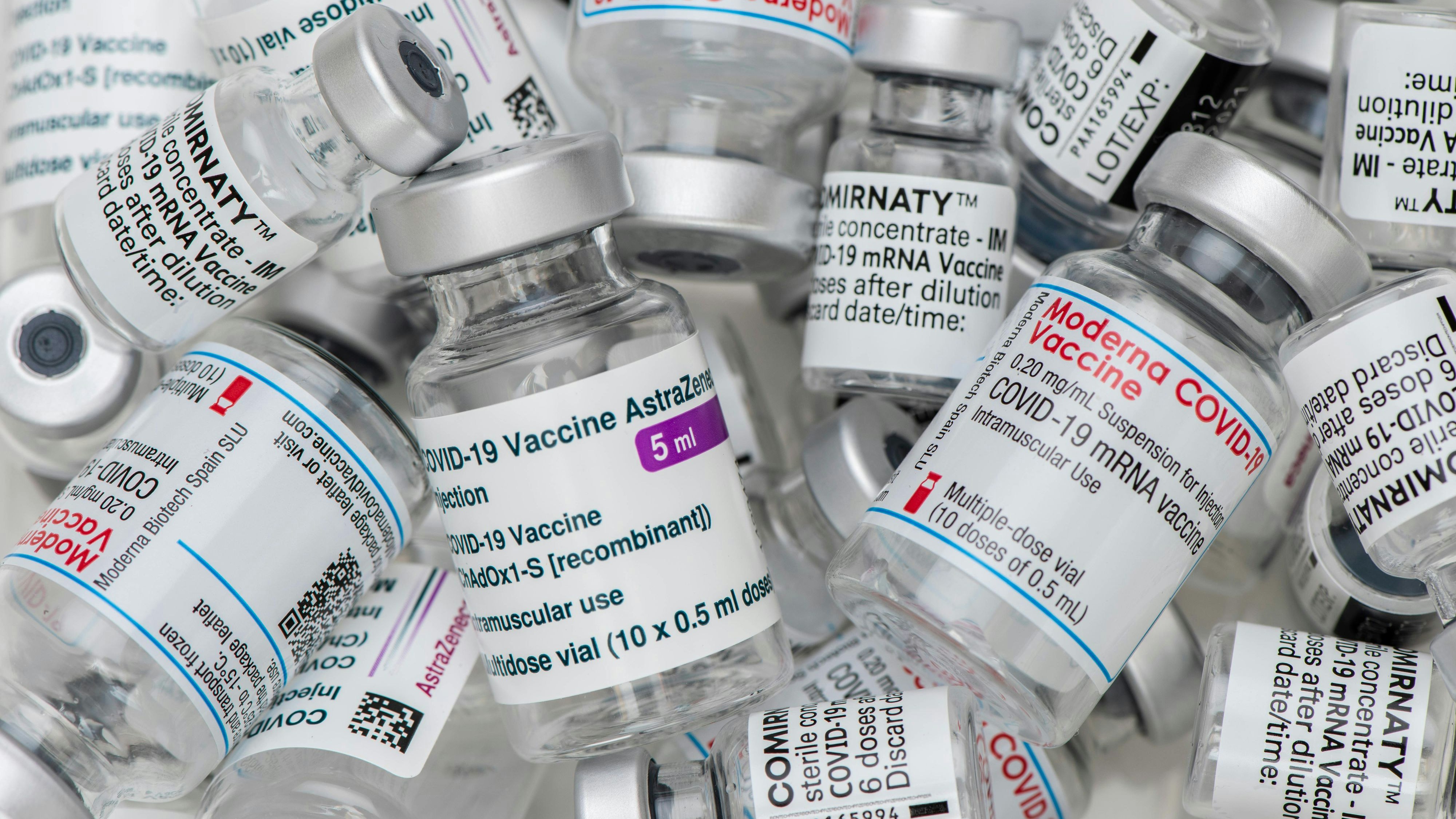 Download von www.picturedesk.com am 05.04.2022 (14:12).  Original Impfampullen mit Impfstoff gegen Corona-Covid-19-Virus - 20210323_PD12736 - Rechteinfo: Rights Managed (RM)