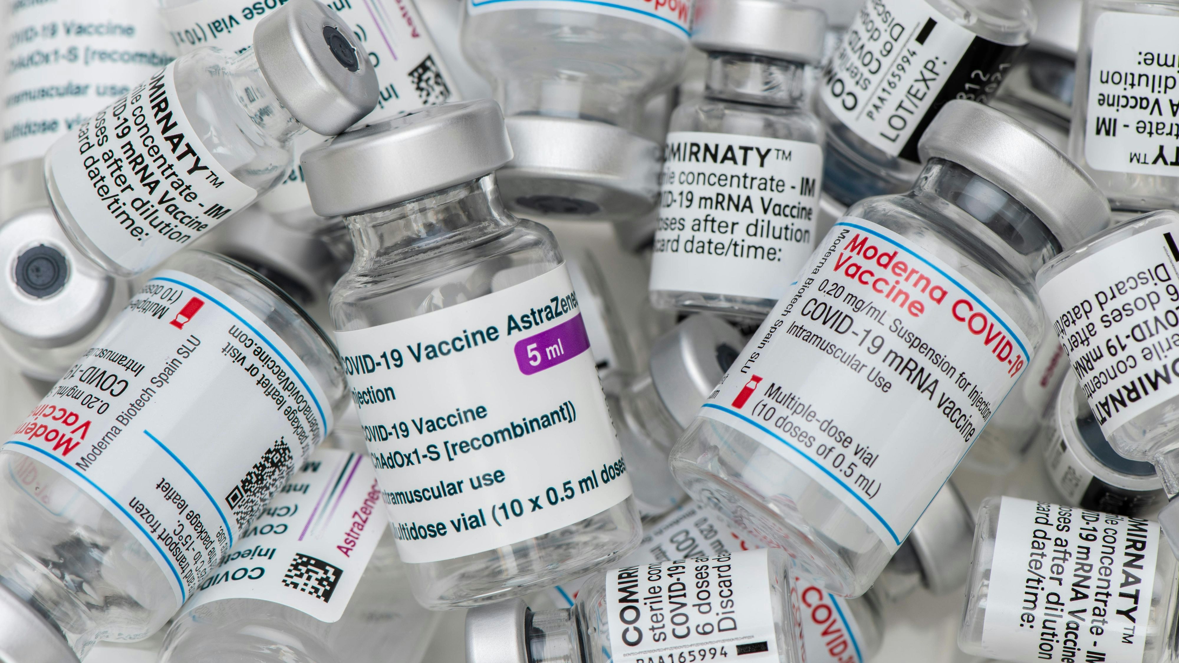 Download von www.picturedesk.com am 05.04.2022 (14:12).  Original Impfampullen mit Impfstoff gegen Corona-Covid-19-Virus - 20210323_PD12736 - Rechteinfo: Rights Managed (RM)