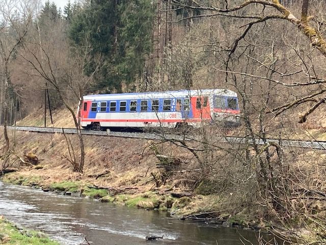 Im Mühlviertel kollidierte eine Garnitur der Mühlkreisbahn mit einem Felsbrocken.