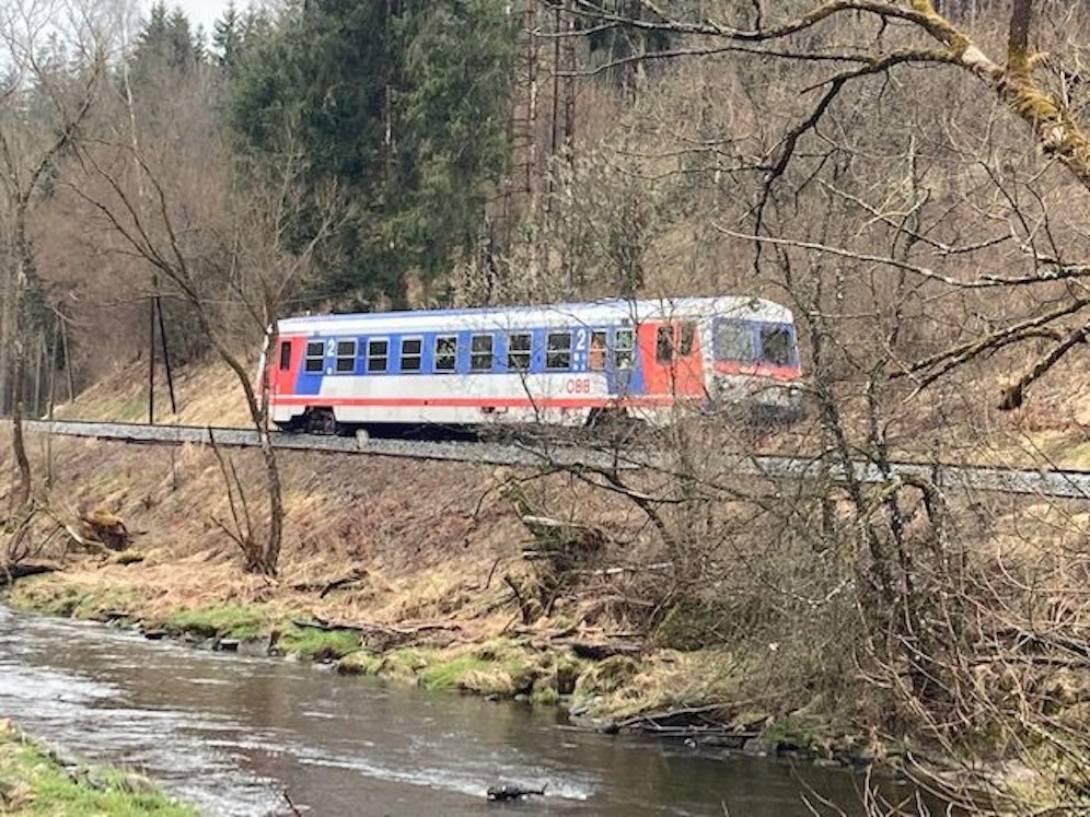 Im Mühlviertel kollidierte eine Garnitur der Mühlkreisbahn mit einem Felsbrocken.